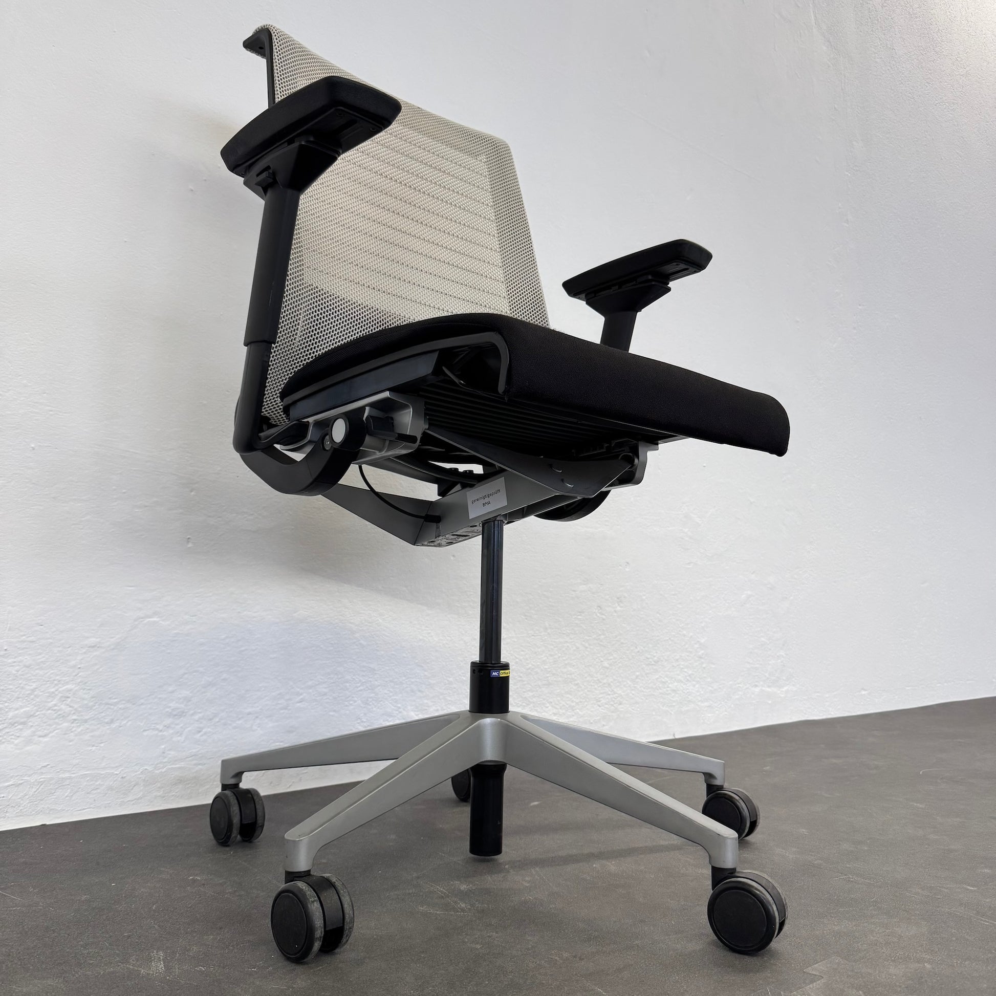 Steelcase Think Bürodrehstuhl Detailfoto Mechnik von links