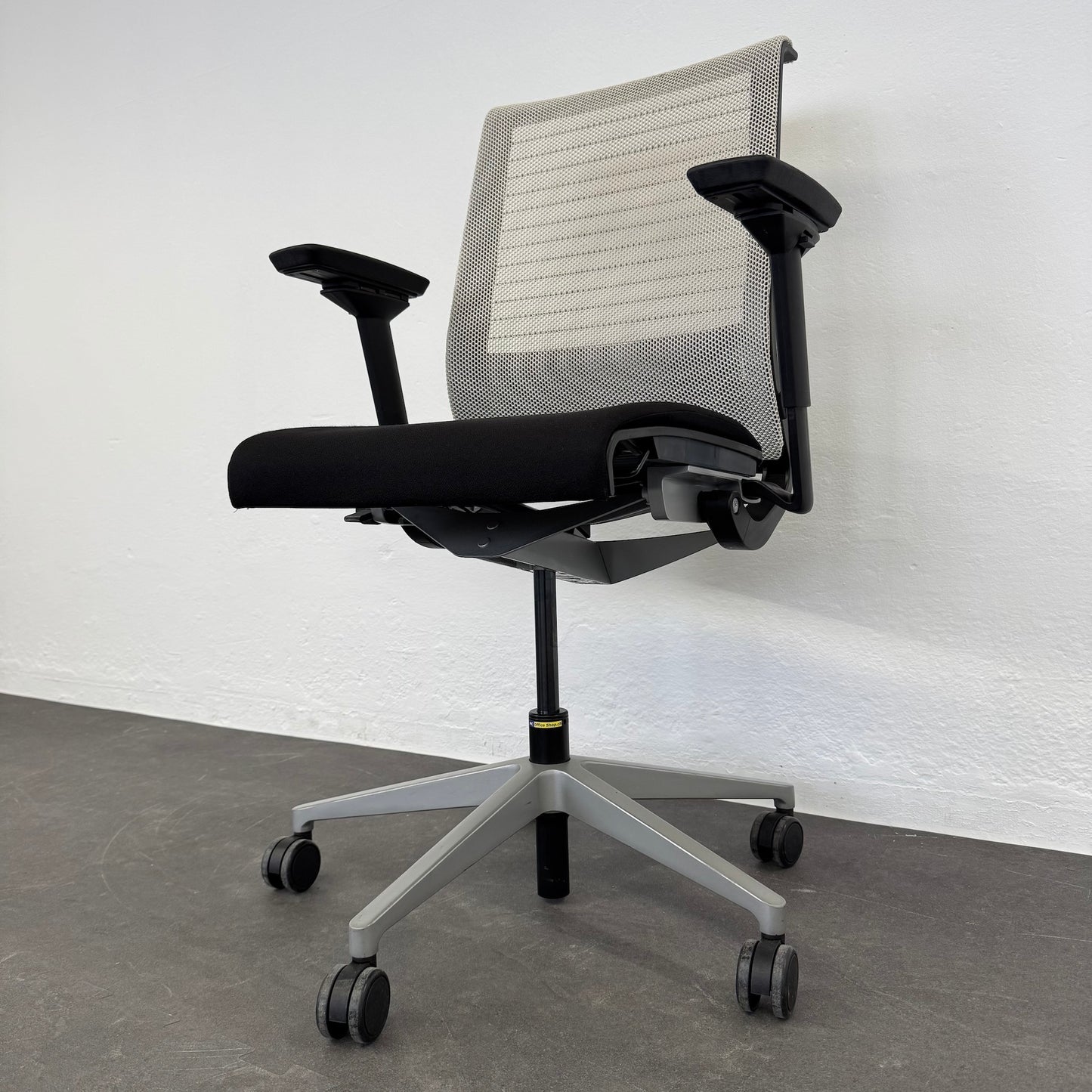 Steelcase Think Bürodrehstuhl Detailfoto Mechnik von rechts