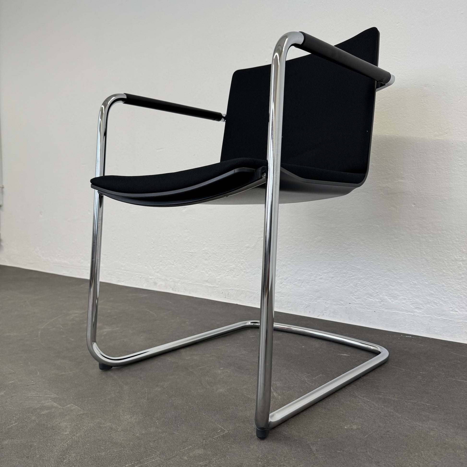 Wilkhahn Neos 183/3 Freischwinger seiliche Ansicht von rechts unten