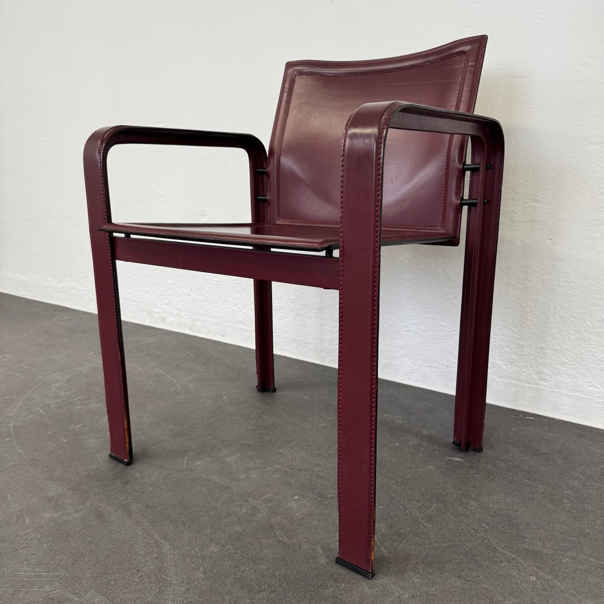 Matteo Grassi Vintage Leder Stuhl Ansicht von rechts