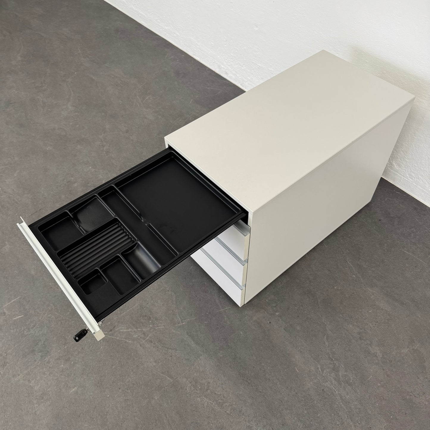 Denz D3 Unterstell-Korpus Materialschublade offen