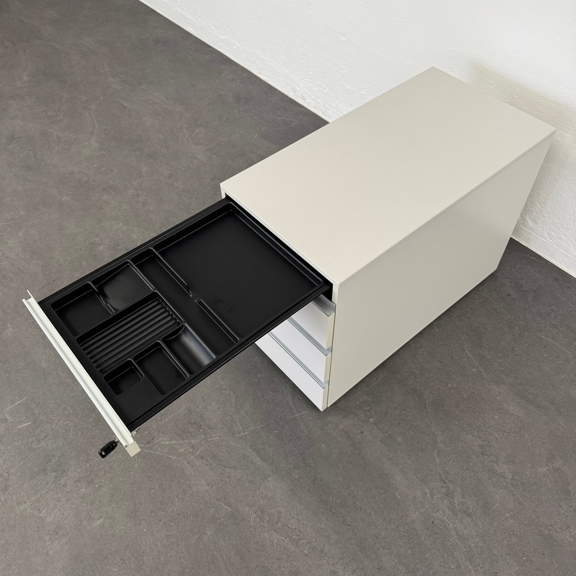 Denz D3 Unterstell-Korpus Materialschublade offen