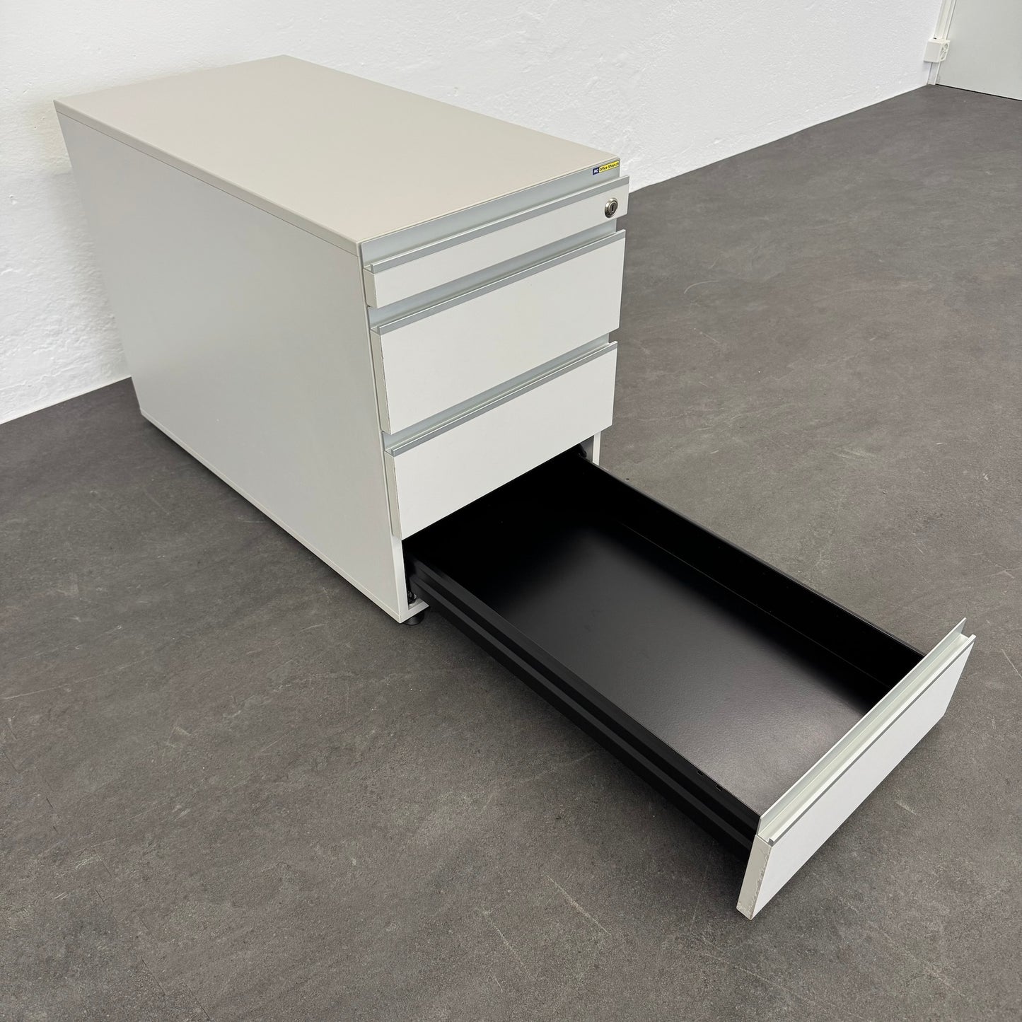 Denz D3 Unterstell-Korpus unterste Schublade offen