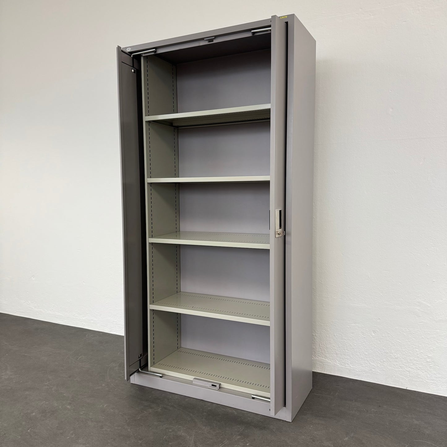 Lista Office Storage Flügeltür-Aktenschrank offen von rechts