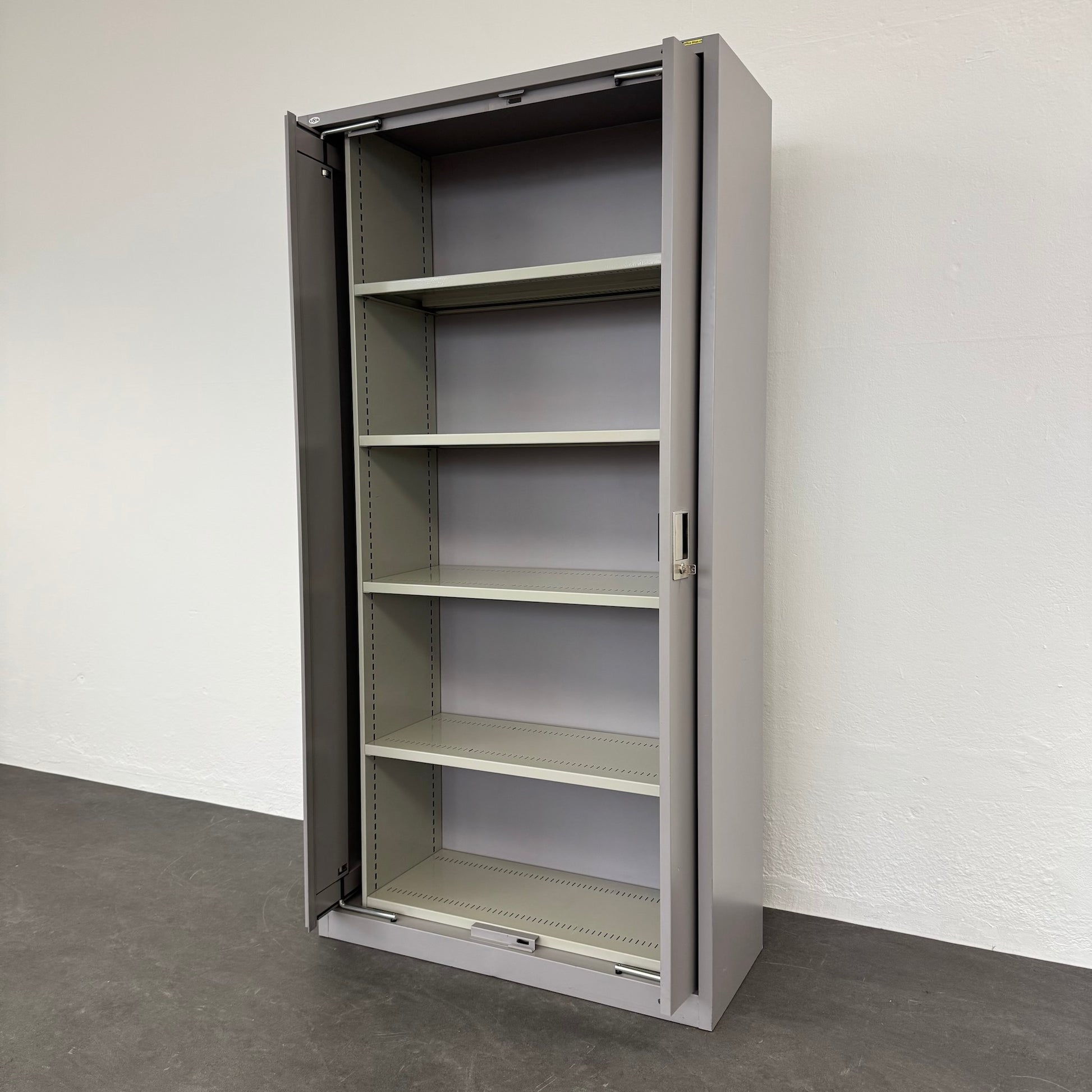 Lista Office Storage Flügeltür-Aktenschrank offen von rechts