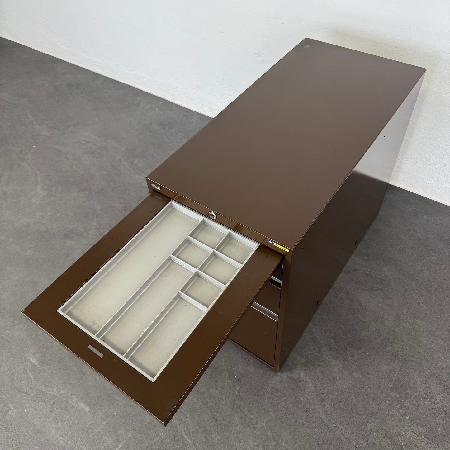 Vidmar Basic Unterstell-Korpus mit Materialschublade offen