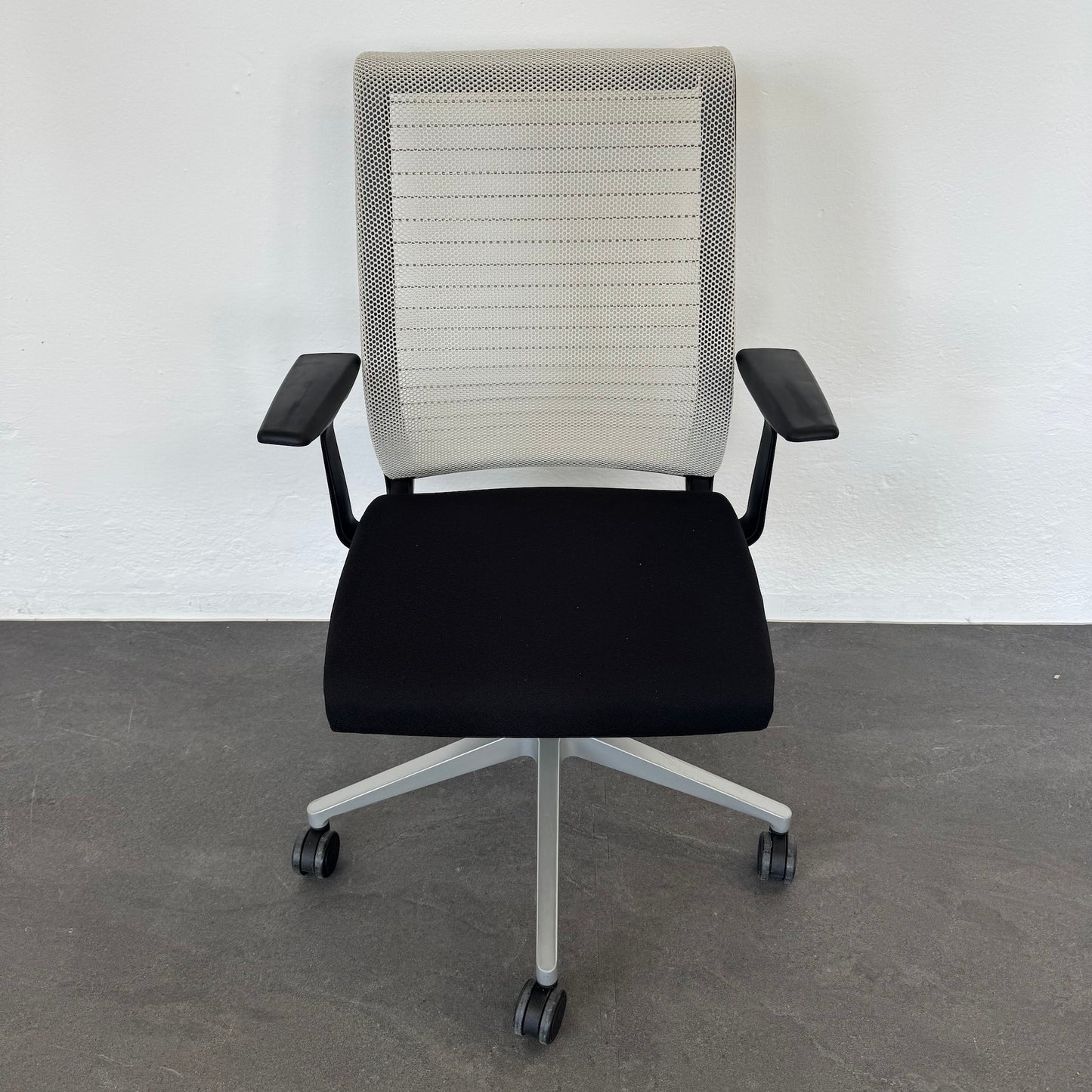 Steelcase Think Bürodrehstuhl mit Stoffbezug schwarz