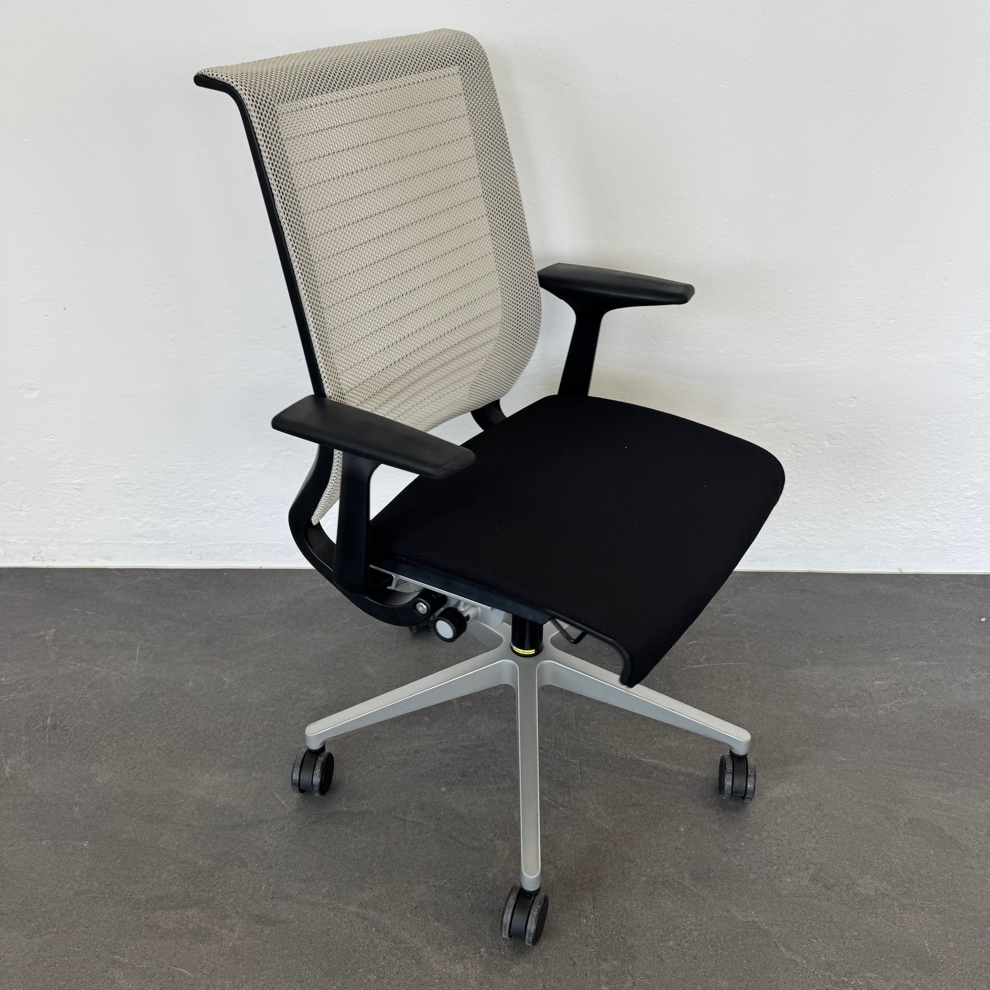 Steelcase Think Bürodrehstuhl mit Armlehnen