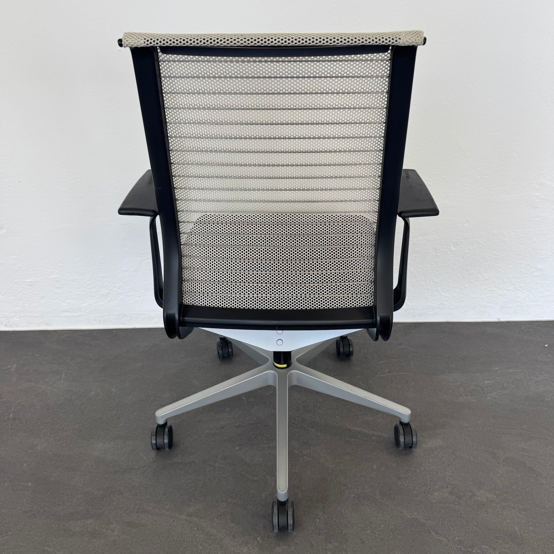 Steelcase Think Bürodrehstuhl mit Netzrücken