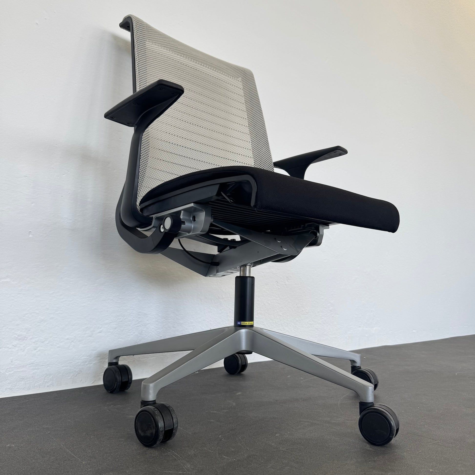 Steelcase Think Bürodrehstuhl Detailfoto Mechnik von links