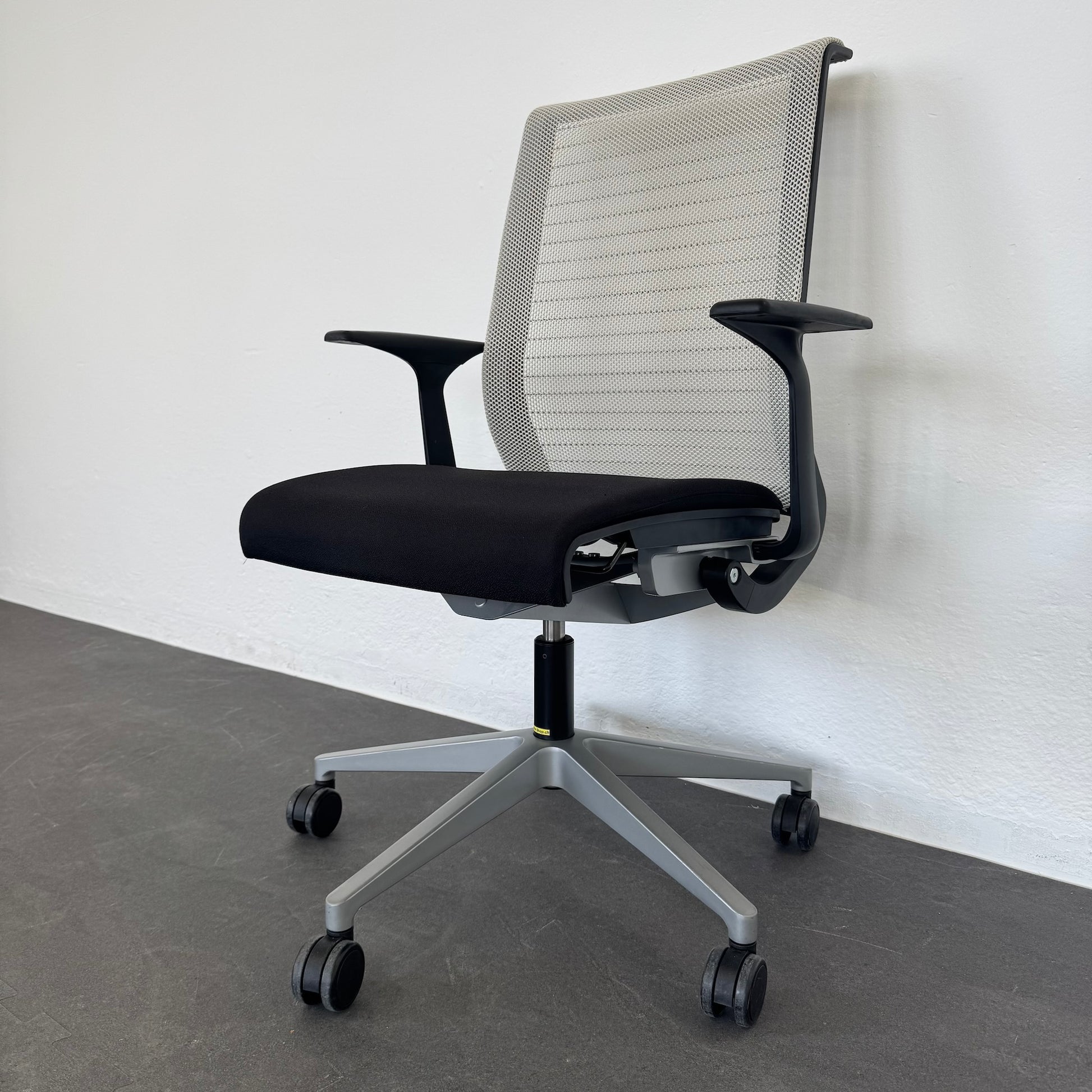 Steelcase Think Bürodrehstuhl Detailfoto Mechnik von rechts