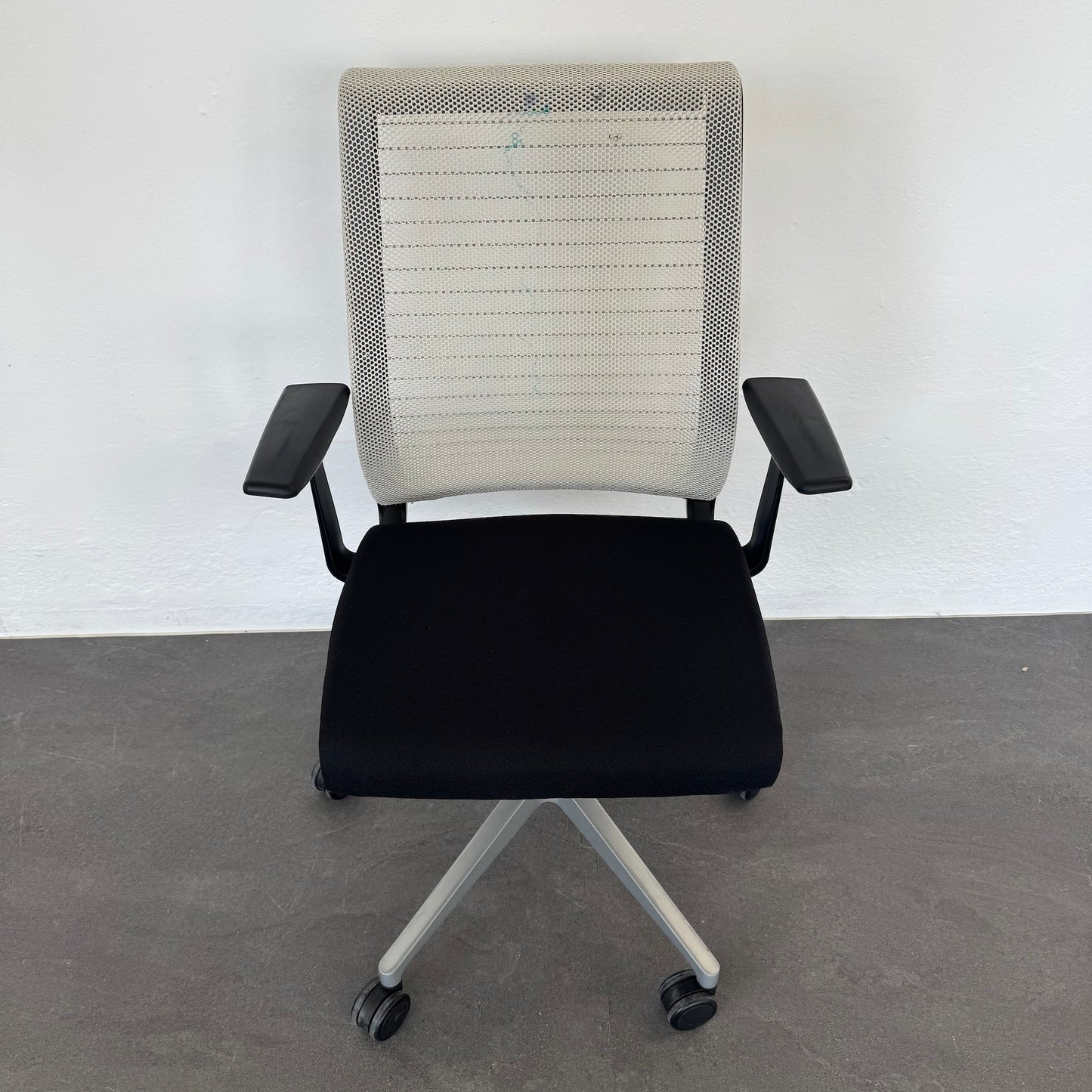 Steelcase Think Bürodrehstuhl mit Stoffbezug schwarz