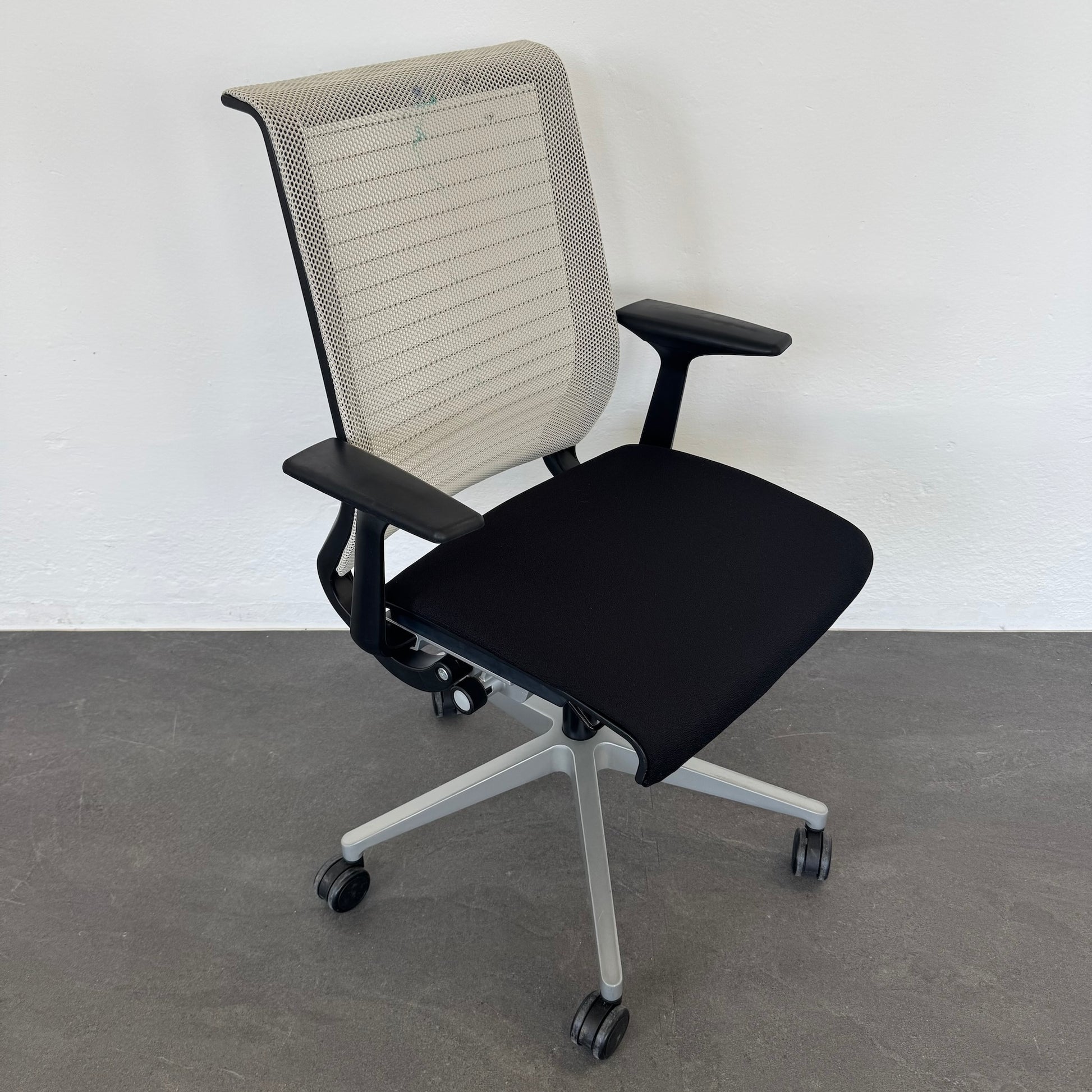 Steelcase Think Bürodrehstuhl mit Armlehnen