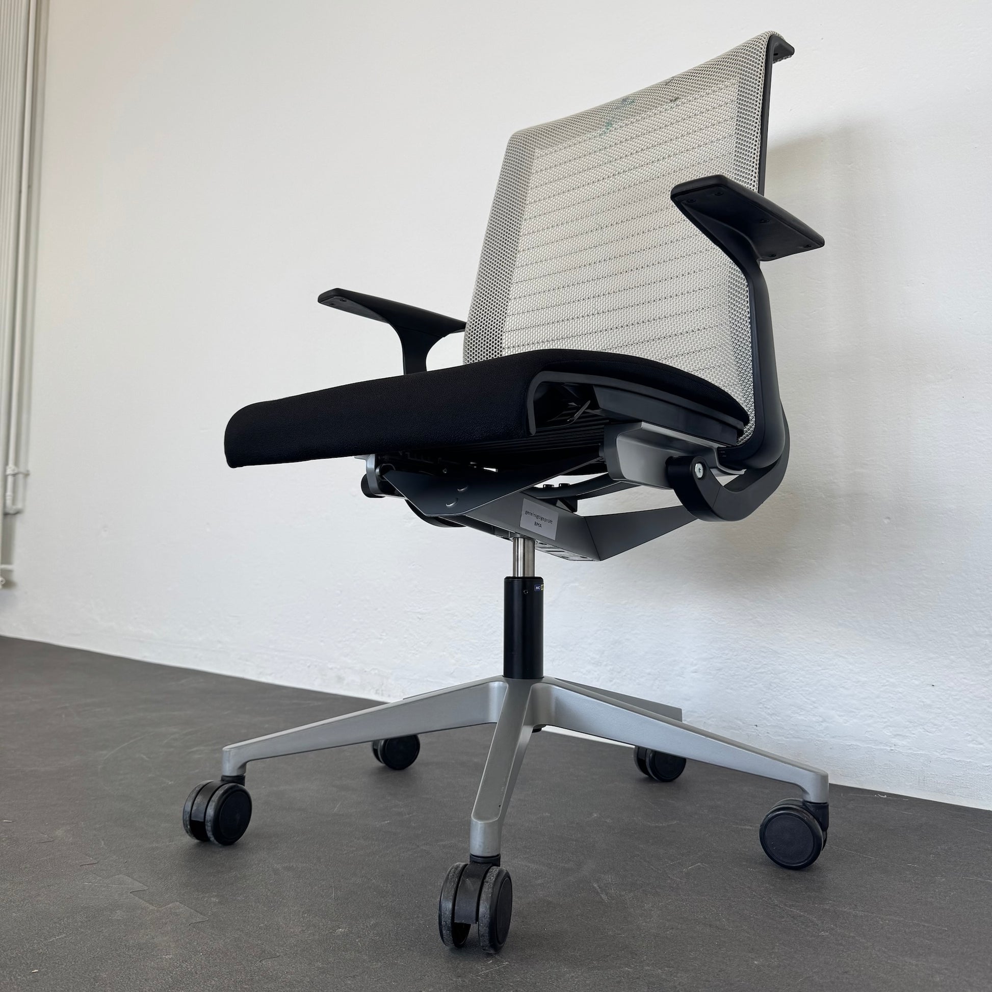 Steelcase Think Bürodrehstuhl Detailfoto Mechnik von rechts