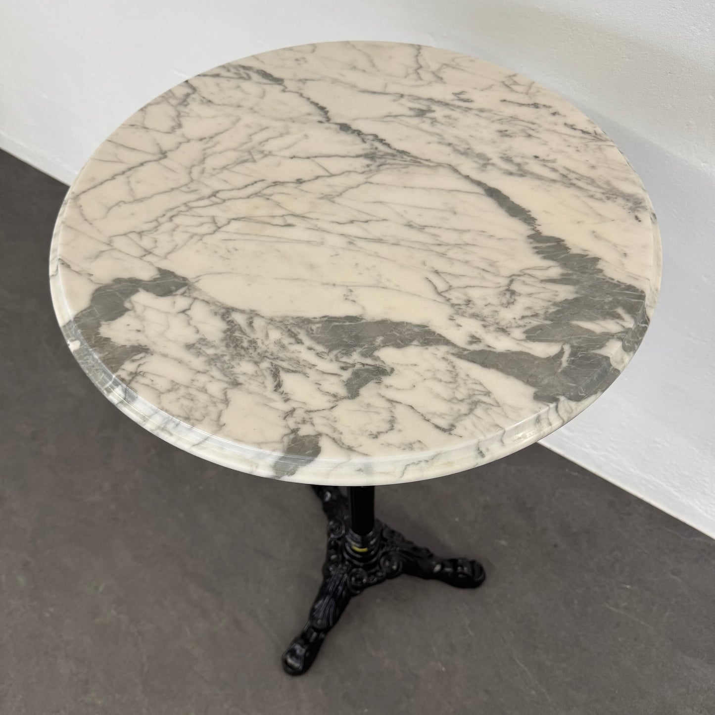 Top Design Classic Bistrostehtisch Detailfoto Tischplatte