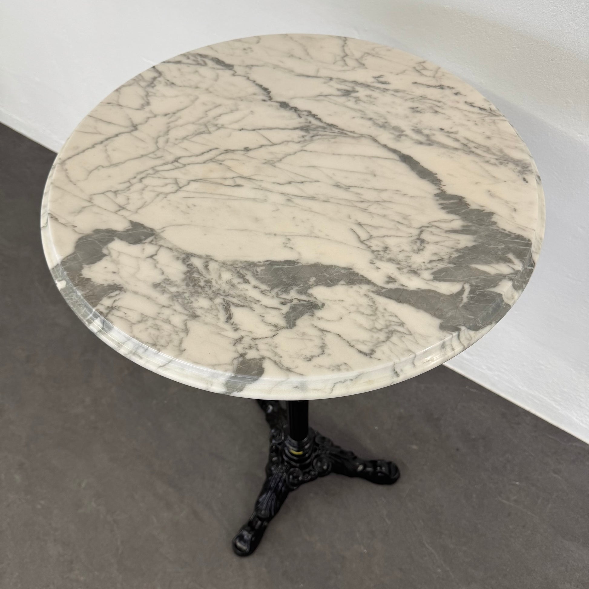 Top Design Classic Bistrostehtisch Detailfoto Tischplatte