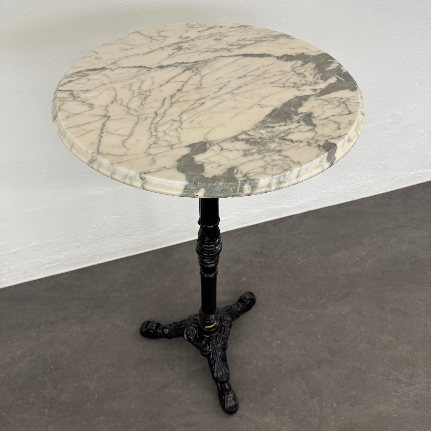 Top Design Classic Bistrostehtisch mit schwarzem Gusseisenfuss