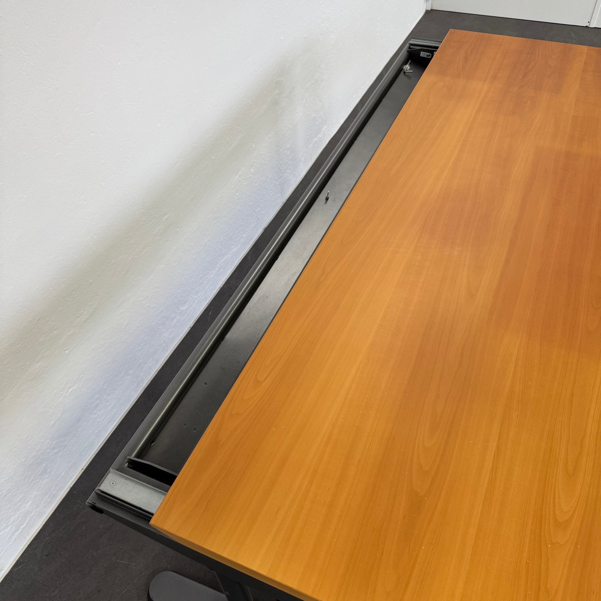 Ergodata System Desk Schreibtisch Detailfoto Kabelkanal