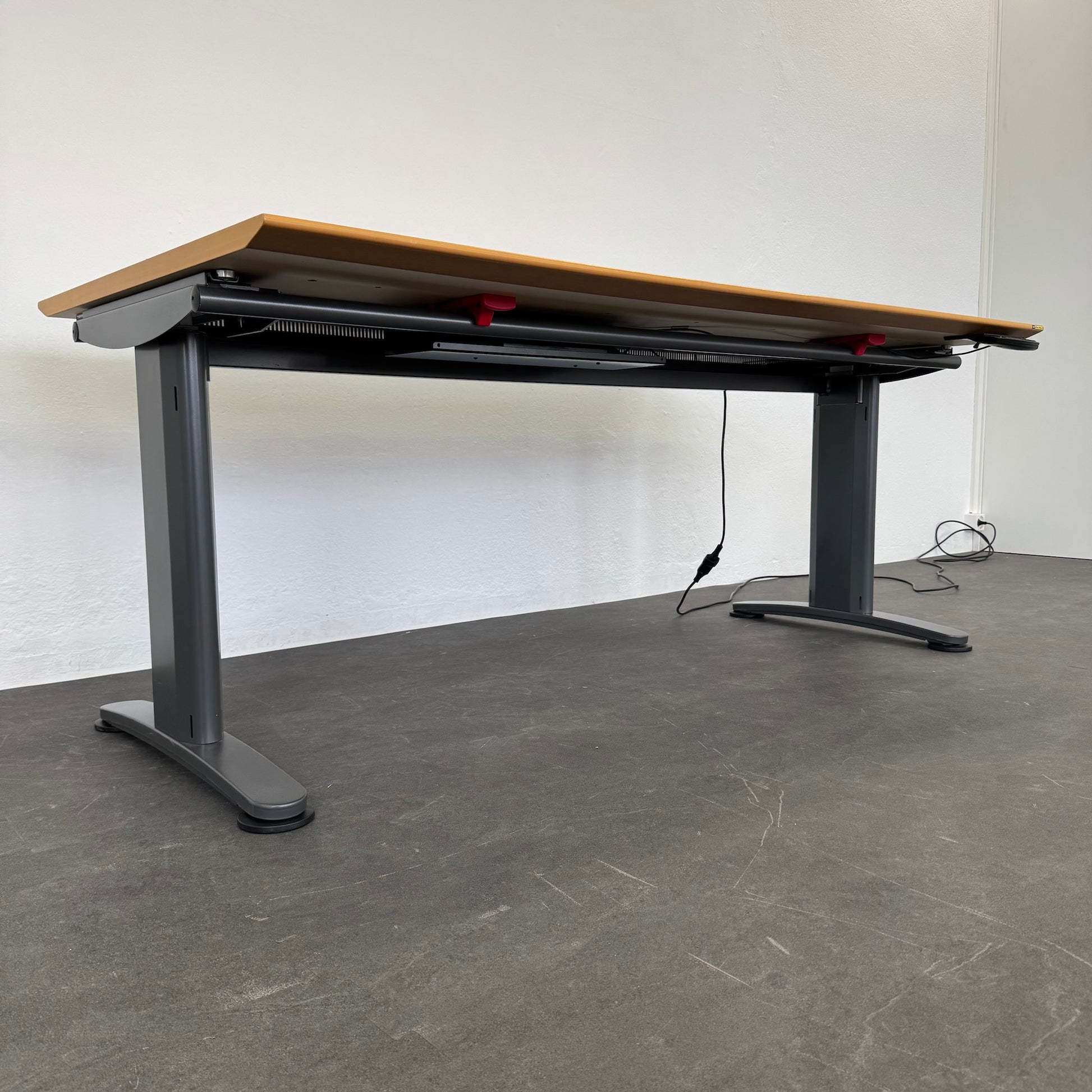 System Desk Sitz-Steh Schreibtisch seitliche Ansicht von unten