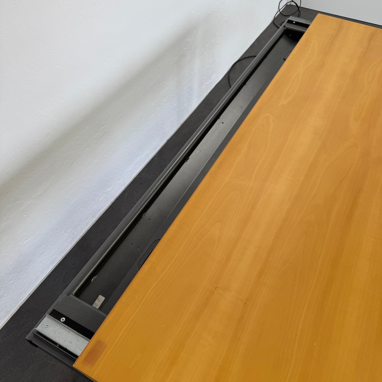 System Desk Sitz-Steh Schreibtisch Detailfoto Kabelkanal