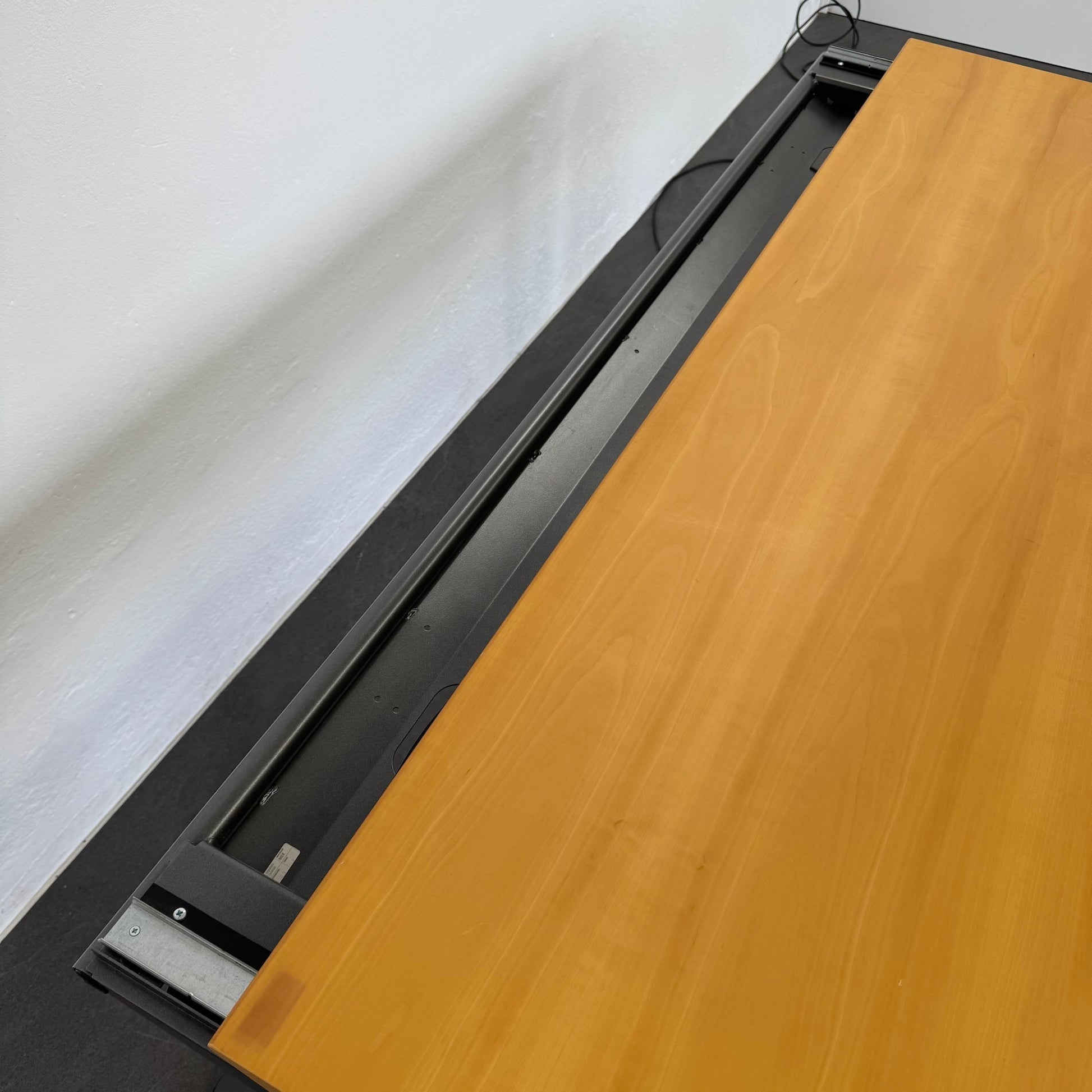 System Desk Sitz-Steh Schreibtisch Detailfoto Kabelkanal