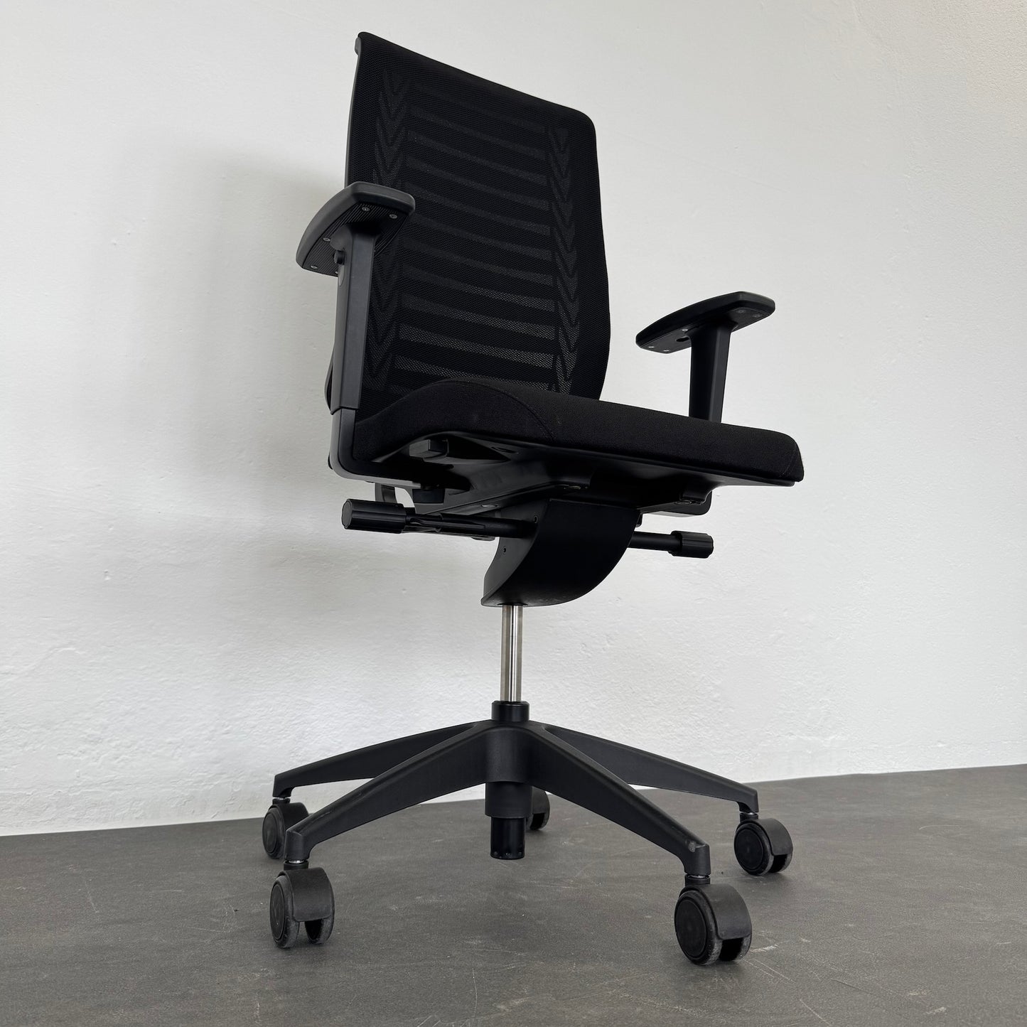 Girsberger Reflex Bürodrehstuhl Detailfoto Mechanik von links