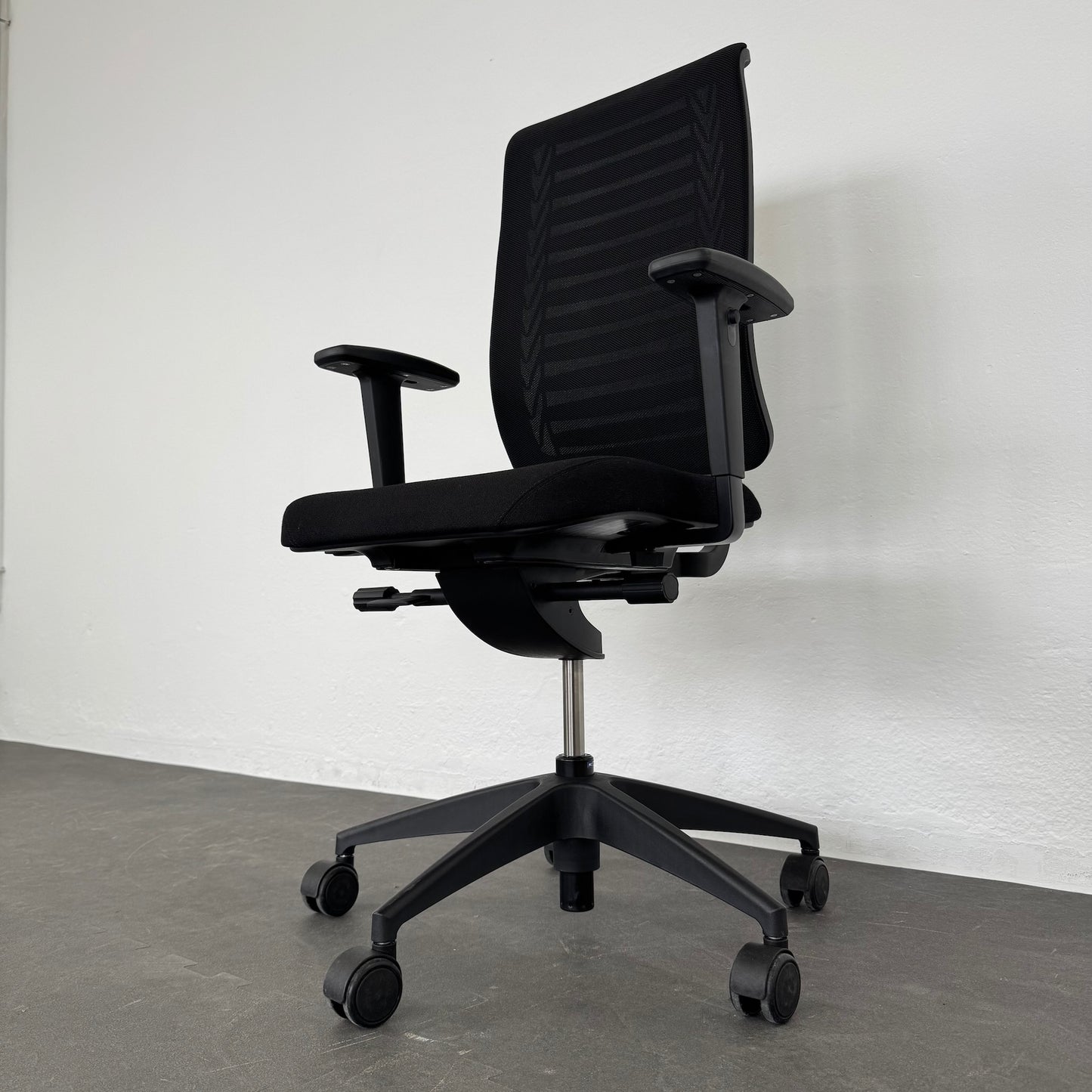 Girsberger Reflex Bürodrehstuhl Detailfoto Mechanik von rechts