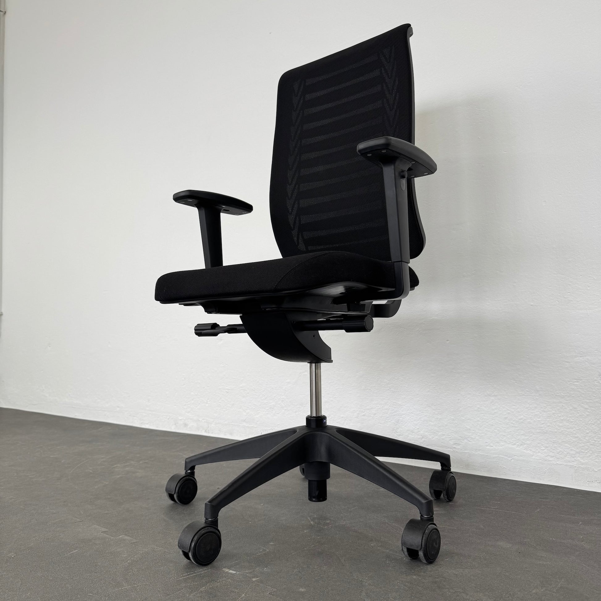 Girsberger Reflex Bürodrehstuhl Detailfoto Mechanik von rechts