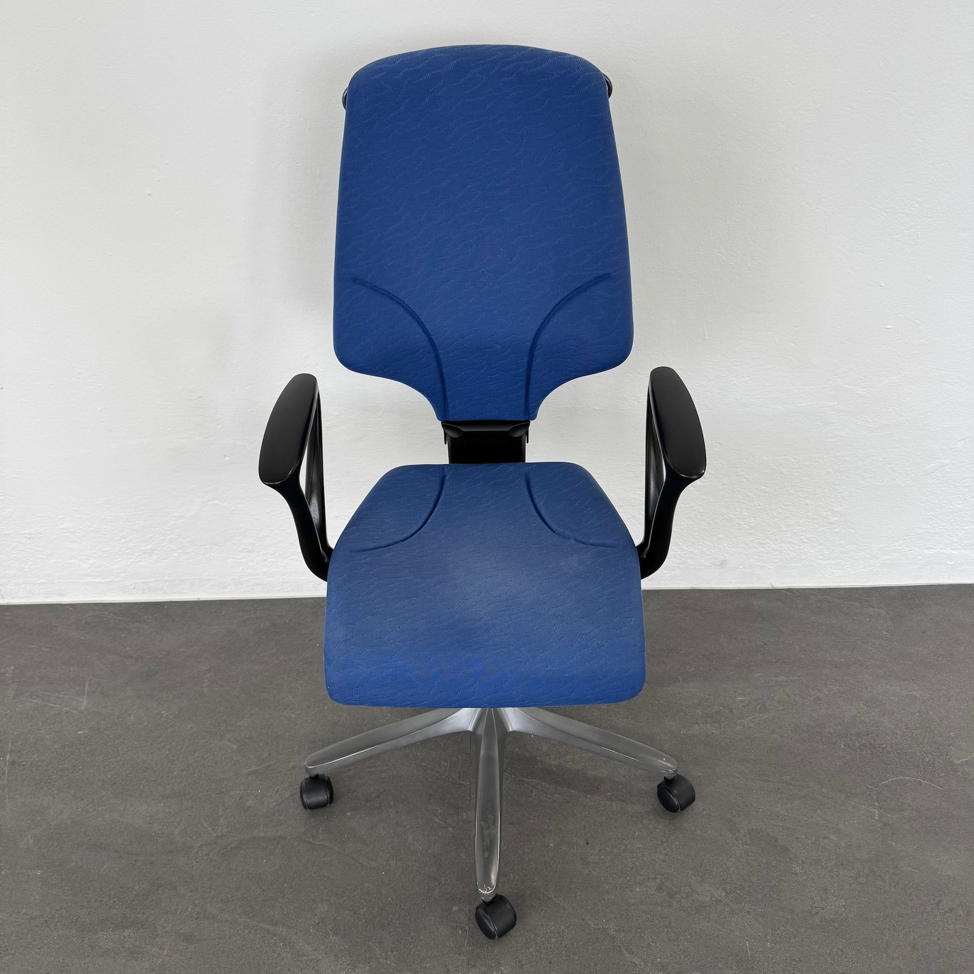 Giroflex G64 Bürodrehstuhl Stoffbezug Blau gemustert