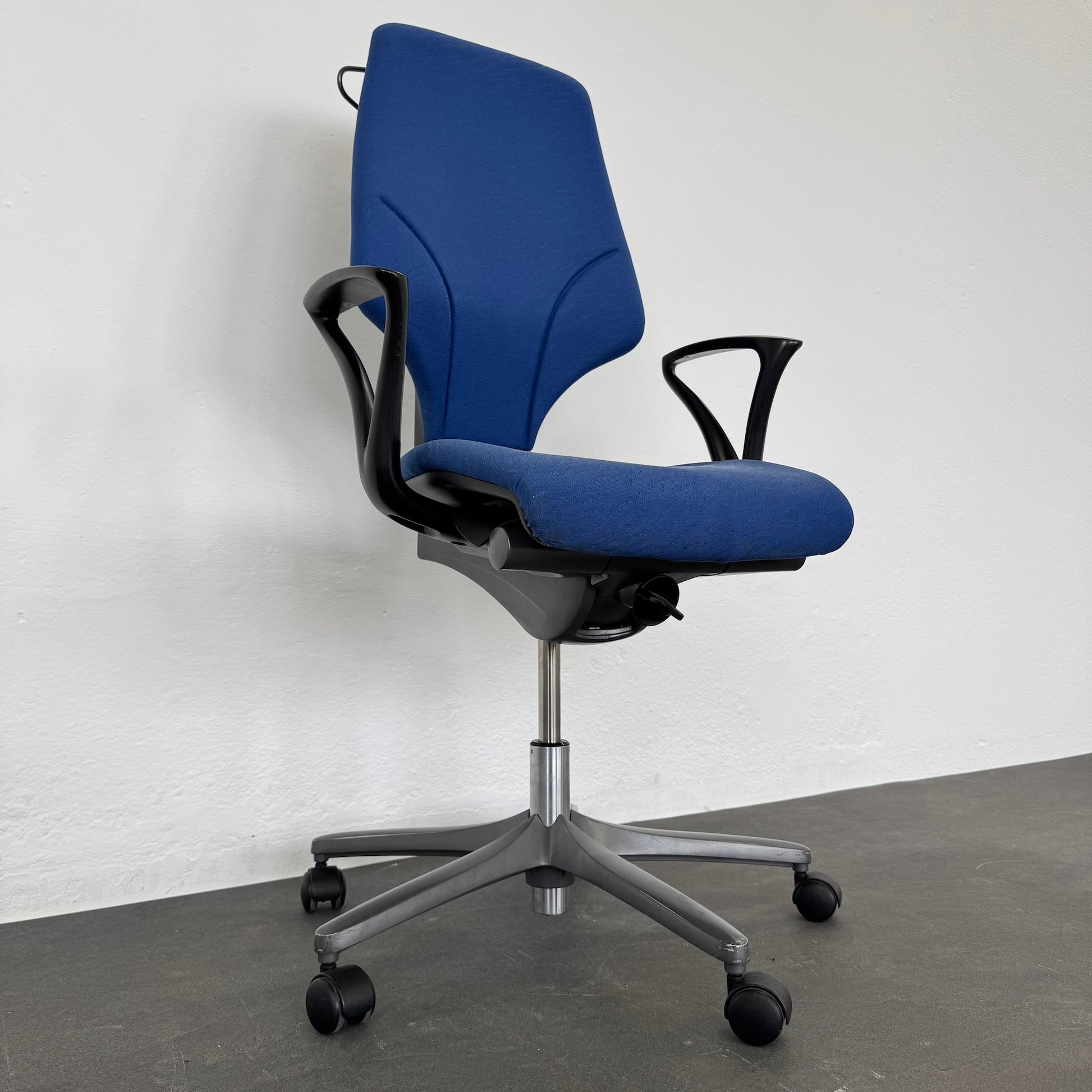 Giroflex G64 Bürodrehstuhl Detailfoto Mechanik von links