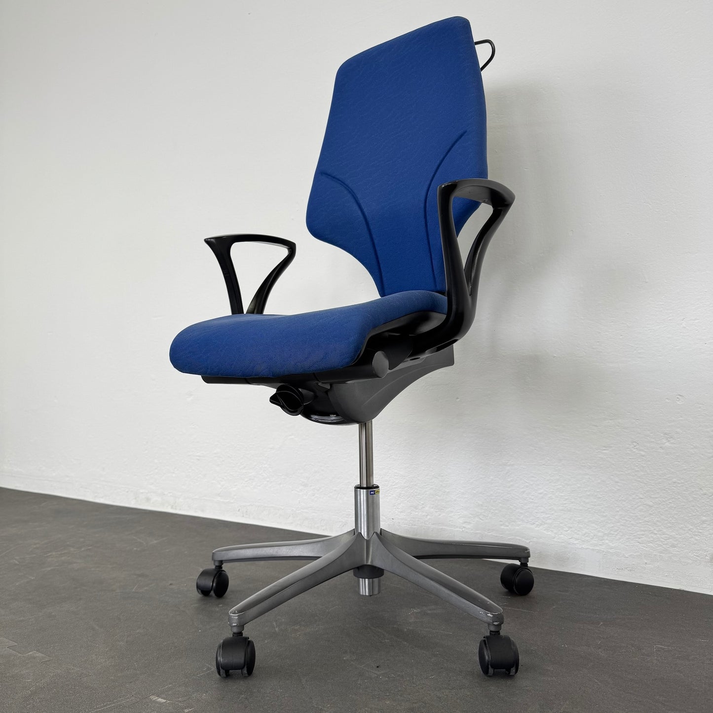 Giroflex G64 Bürodrehstuhl Detailfoto Mechanik von rechts