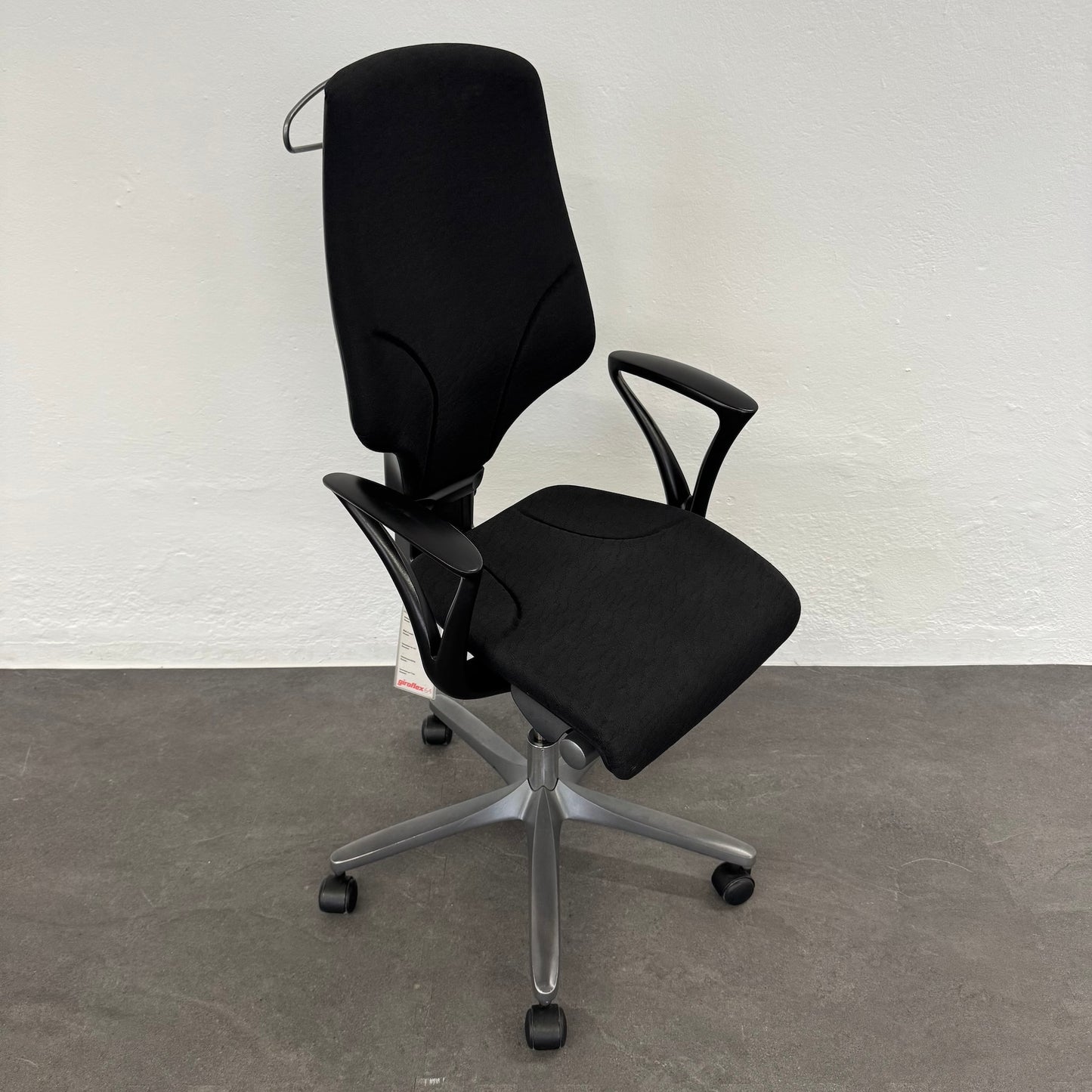 Giroflex G64 Bürodrehstuhl mit Armlehnen und Kleiderbügel