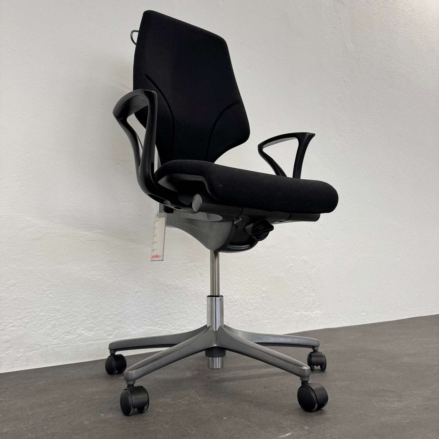 Giroflex G64 Bürodrehstuhl Detailfoto Mechanik von links