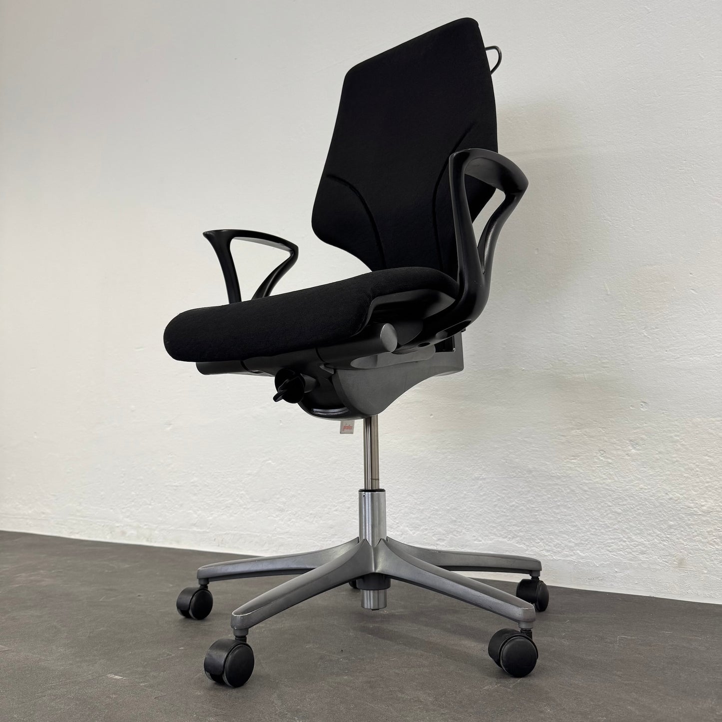 Giroflex G64 Bürodrehstuhl Detailfoto Mechanik von rechts