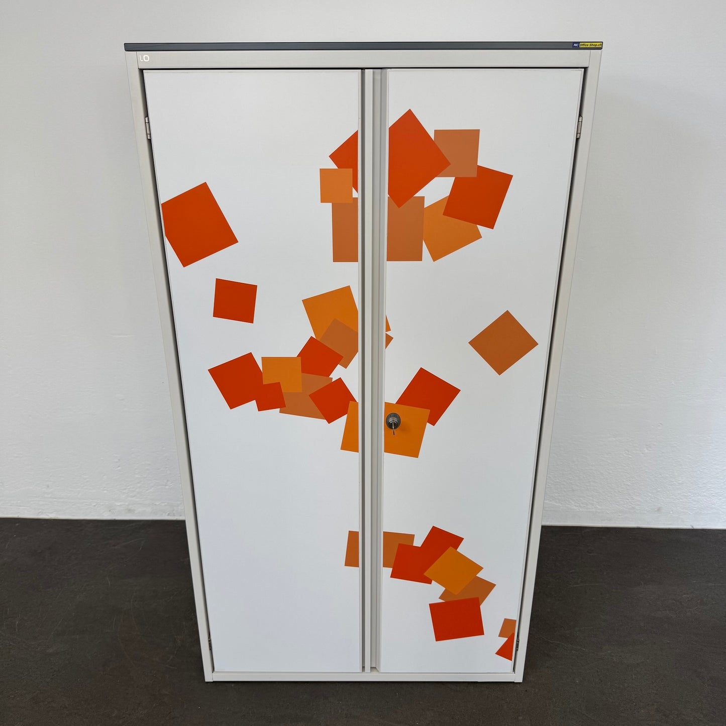 Lista Office Storage Flügeltür-Aktenschrank Metall Weiss mit orangen Klebern