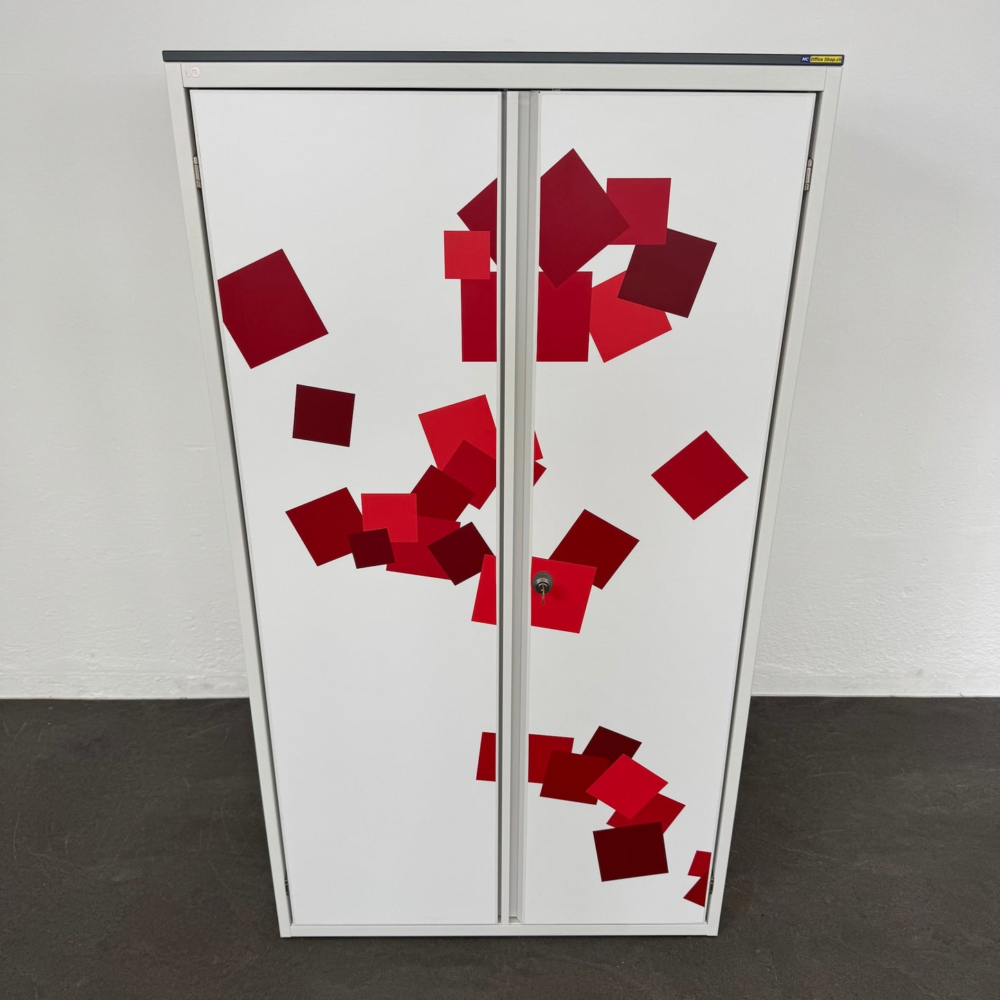 Lista Office Storage Flügeltür-Aktenschrank Metall Weiss mit roten Klebern