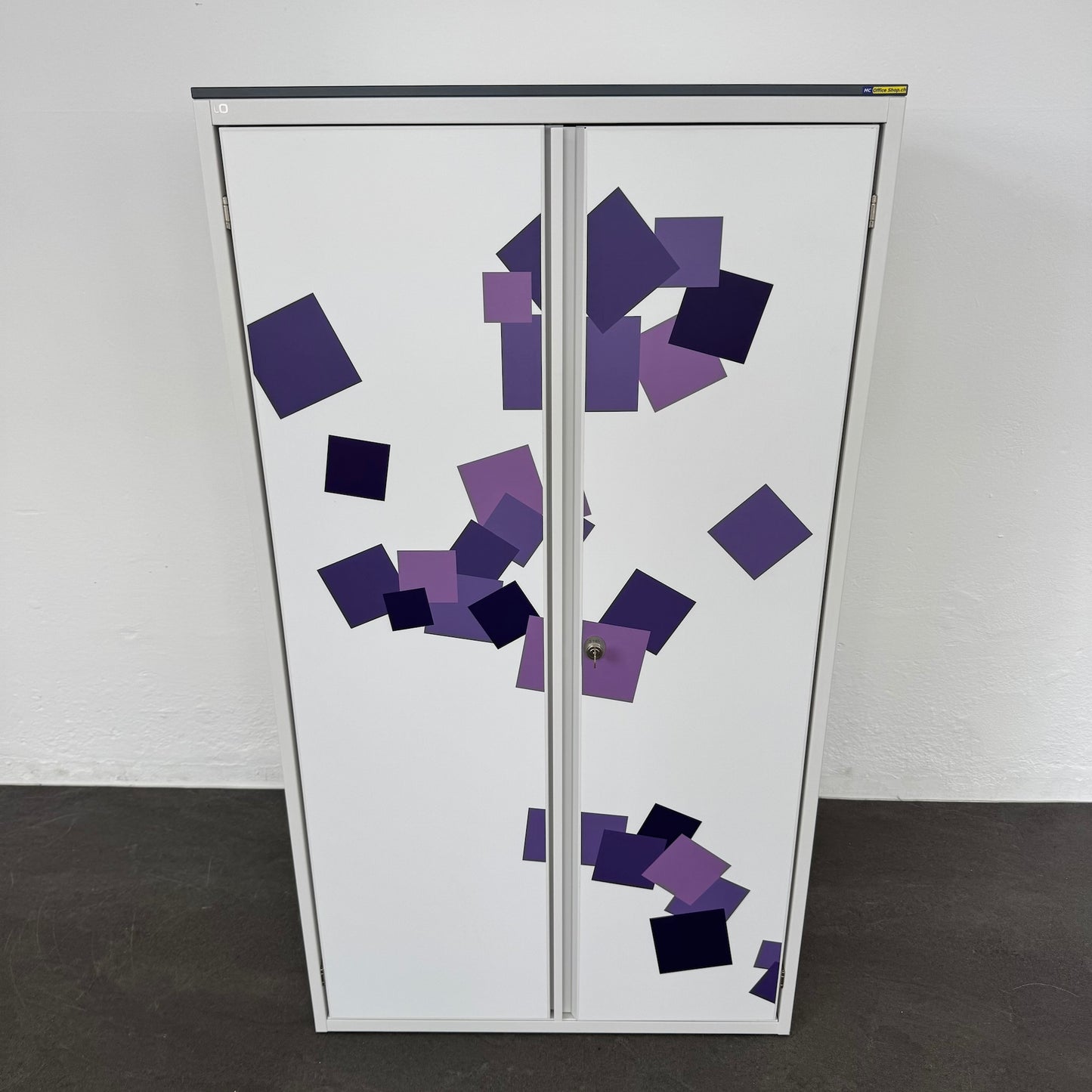 Lista Office Storage Flügeltür-Aktenschrank Metall Weiss mit Lila Klebern