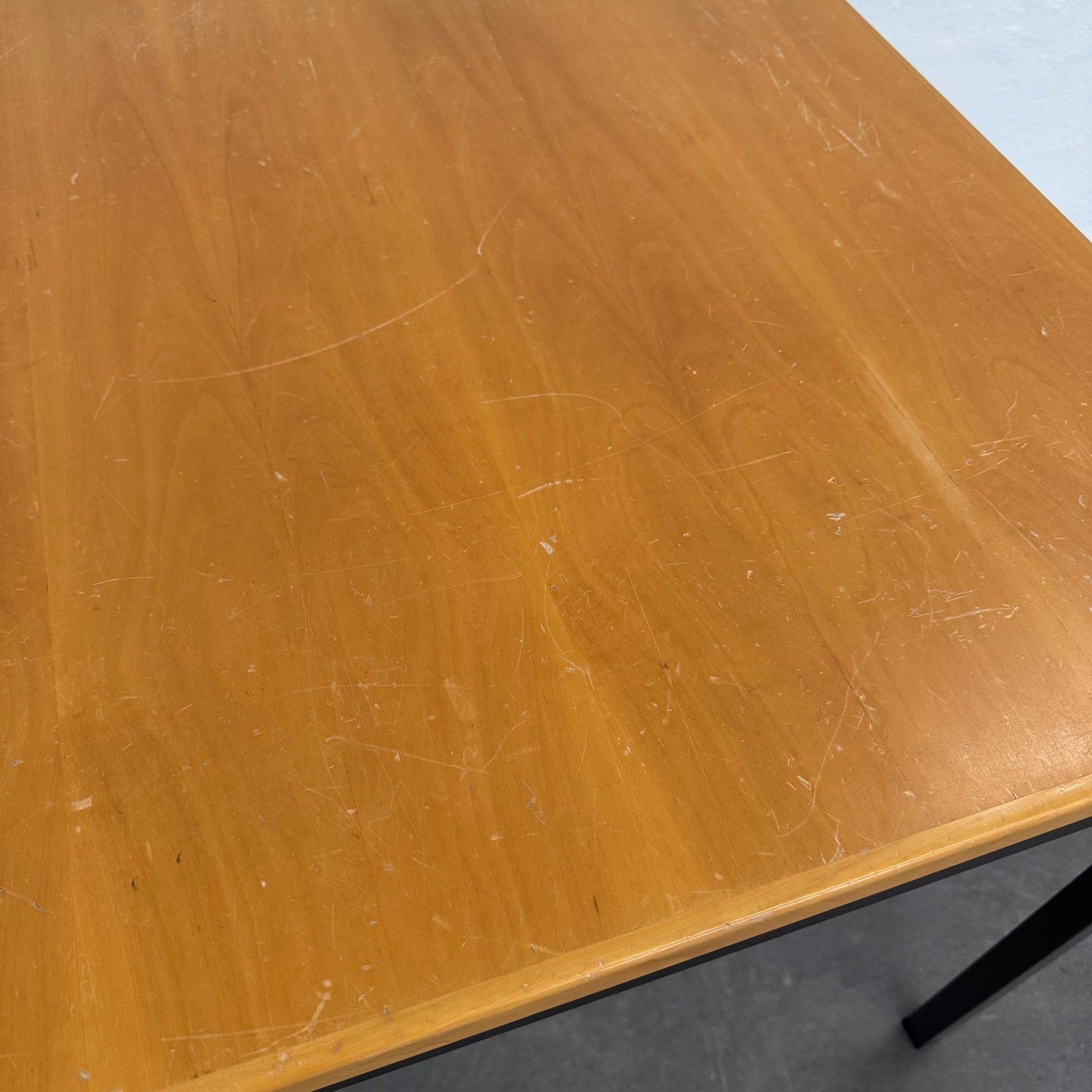 Büro Fürrer Basic Besprechungstisch Detailfoto Tischplatte