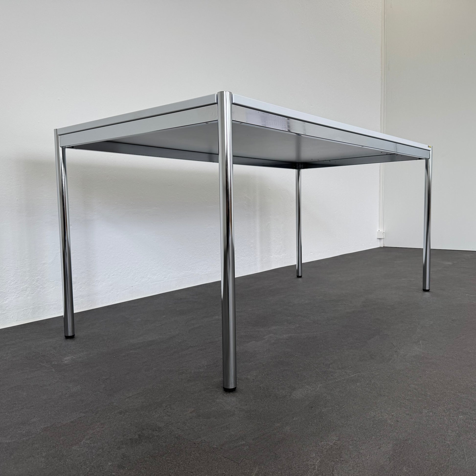 Ergodata Multi Desk Rondo Sitzungstisch seitliche Ansicht