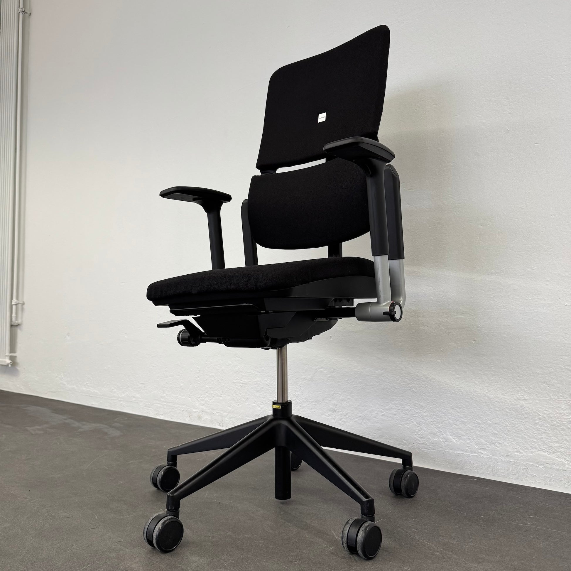 Steelcase Please Bürodrehstuhl Ansicht Mechanik von rechts unten
