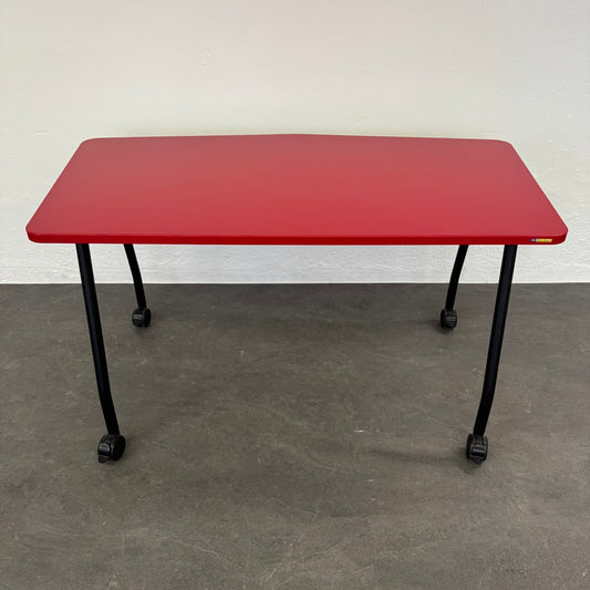 Steelcase Education Roll-Schreibtisch aus Spanplatte Rot