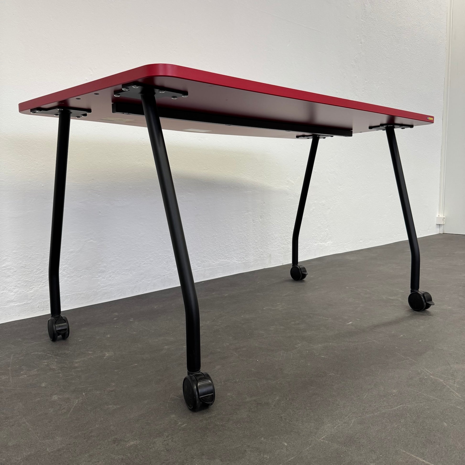 Steelcase Education Roll-Schreibtisch seitlich von unten