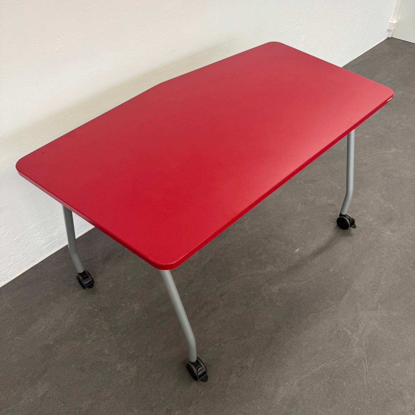 Steelcase Education Roll-Schreibtisch 1400x765mm