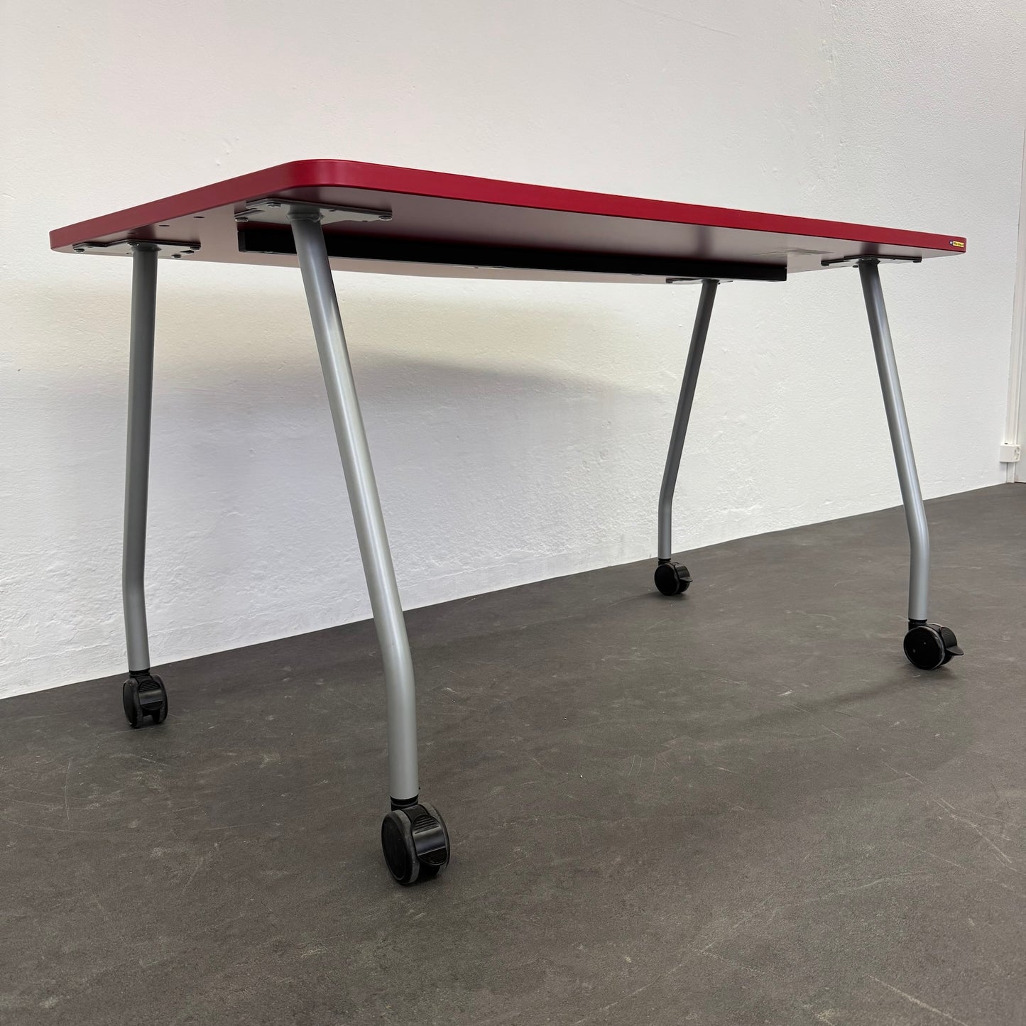 Steelcase Education Roll-Schreibtisch seitlich von unten