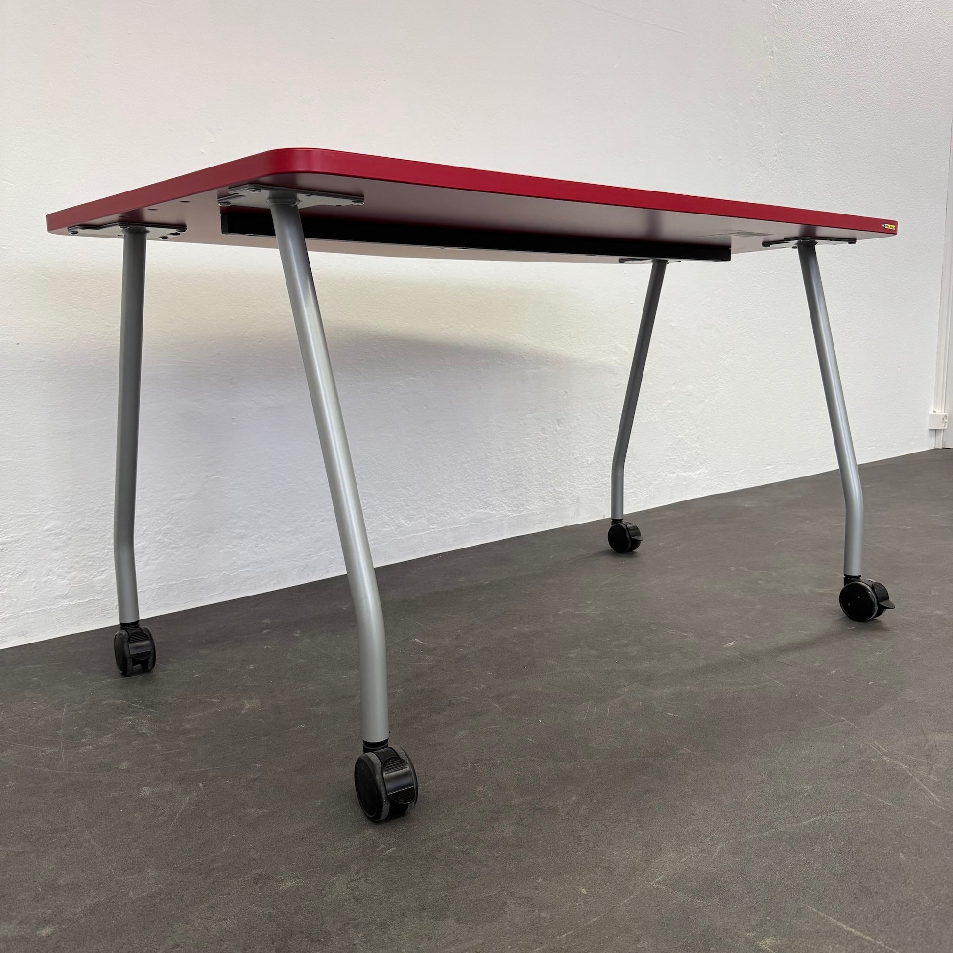 Steelcase Education Roll-Schreibtisch seitlich von unten