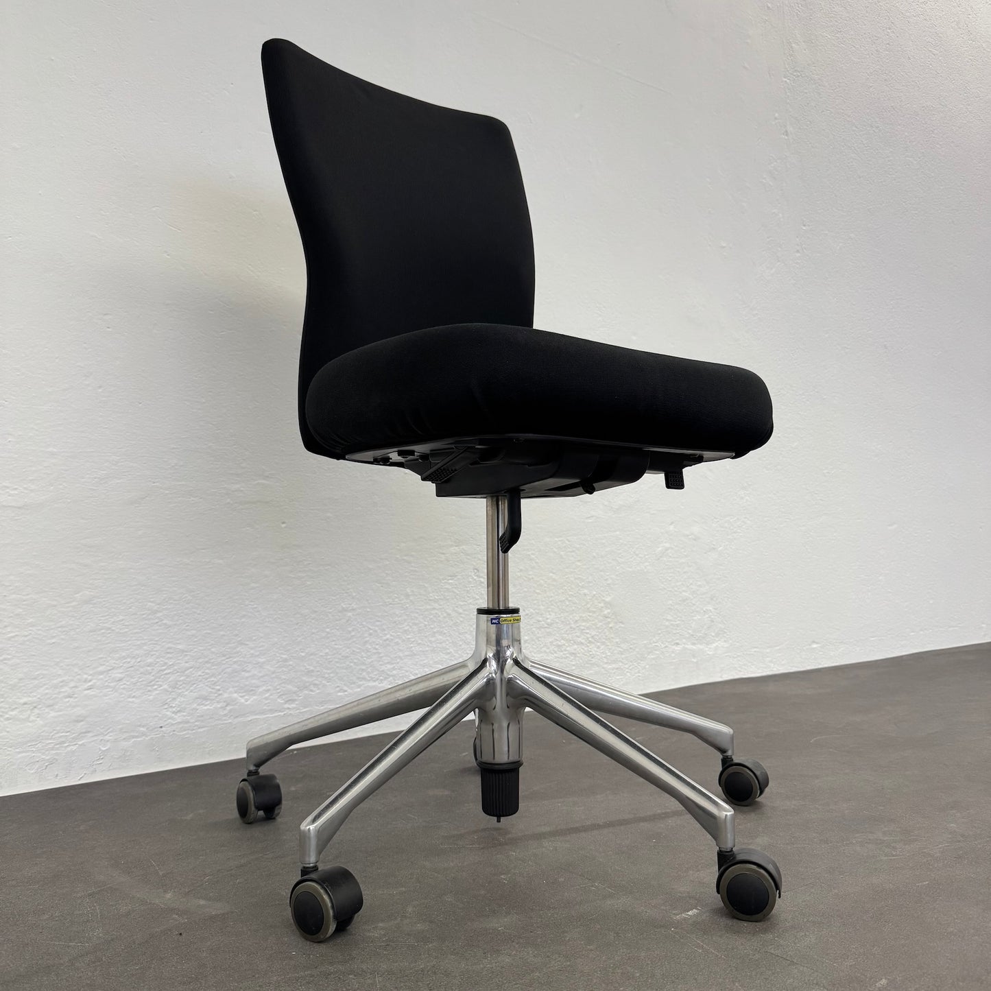 Vitra T-Chair Bürodrehstuhl Detailfoto Fusskreuz