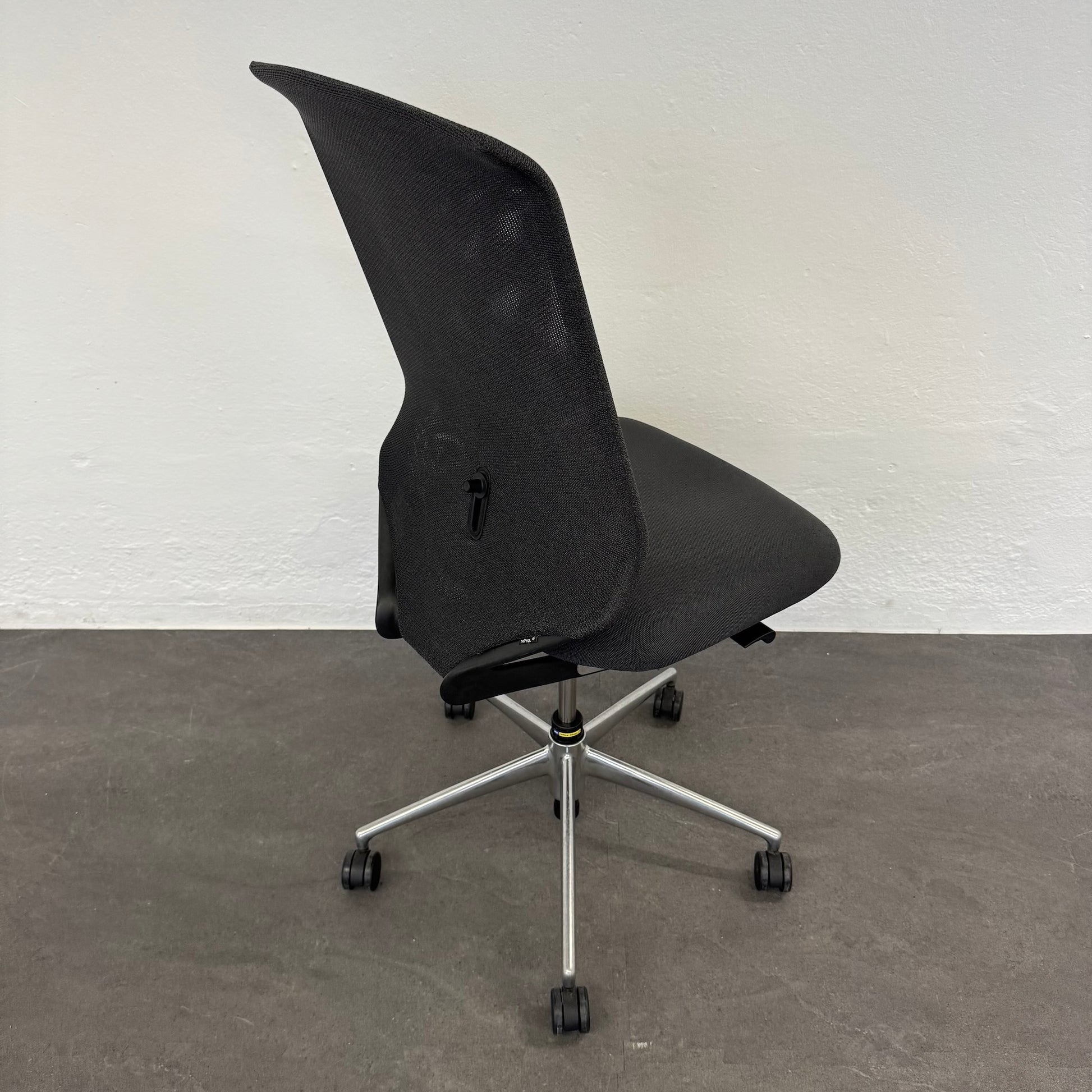 Vitra Meda Chair Bürodrehstuhl mit verstellbarer Lordosestütze