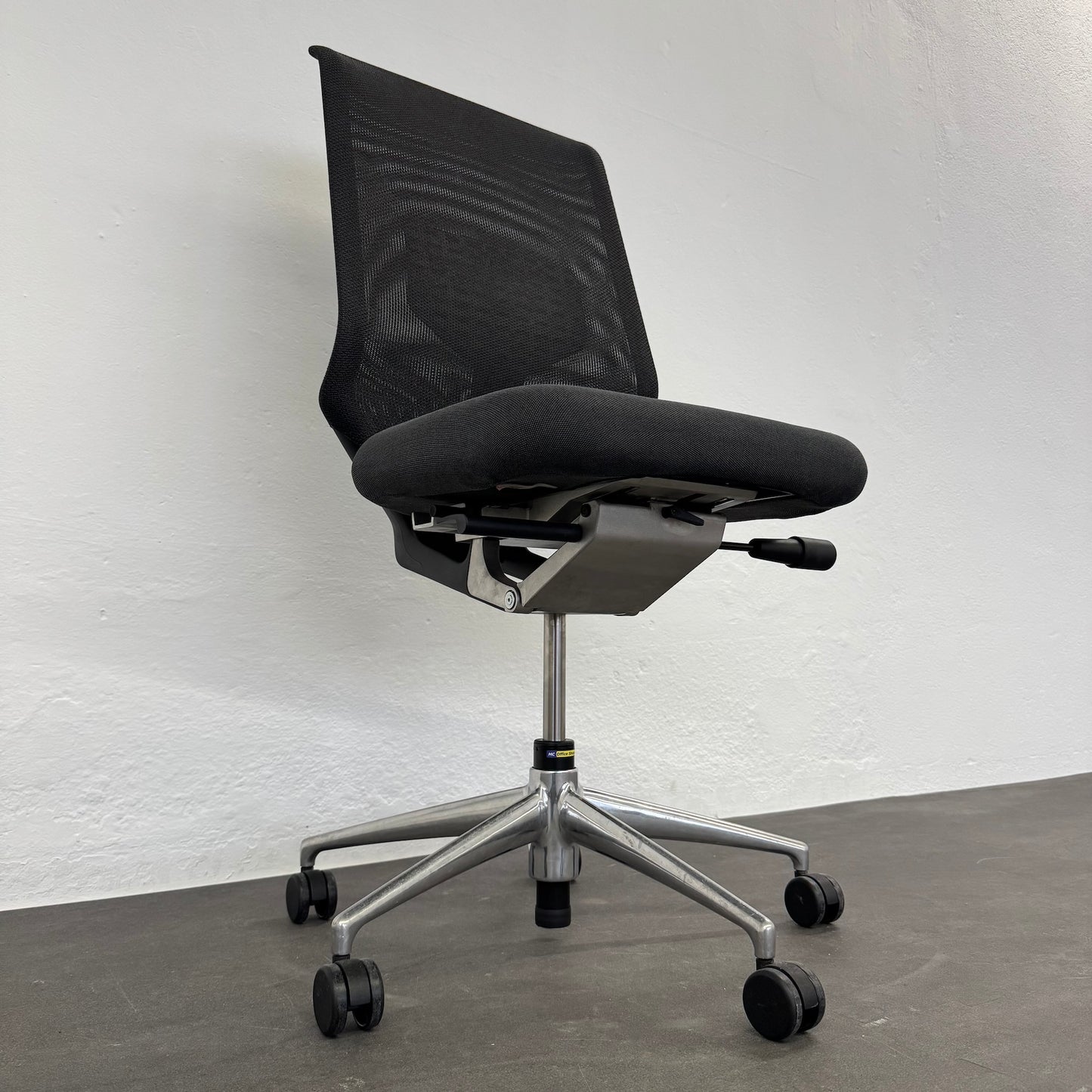 Vitra Meda Chair Bürodrehstuhl Detailfoto Sitztiefenverstellung