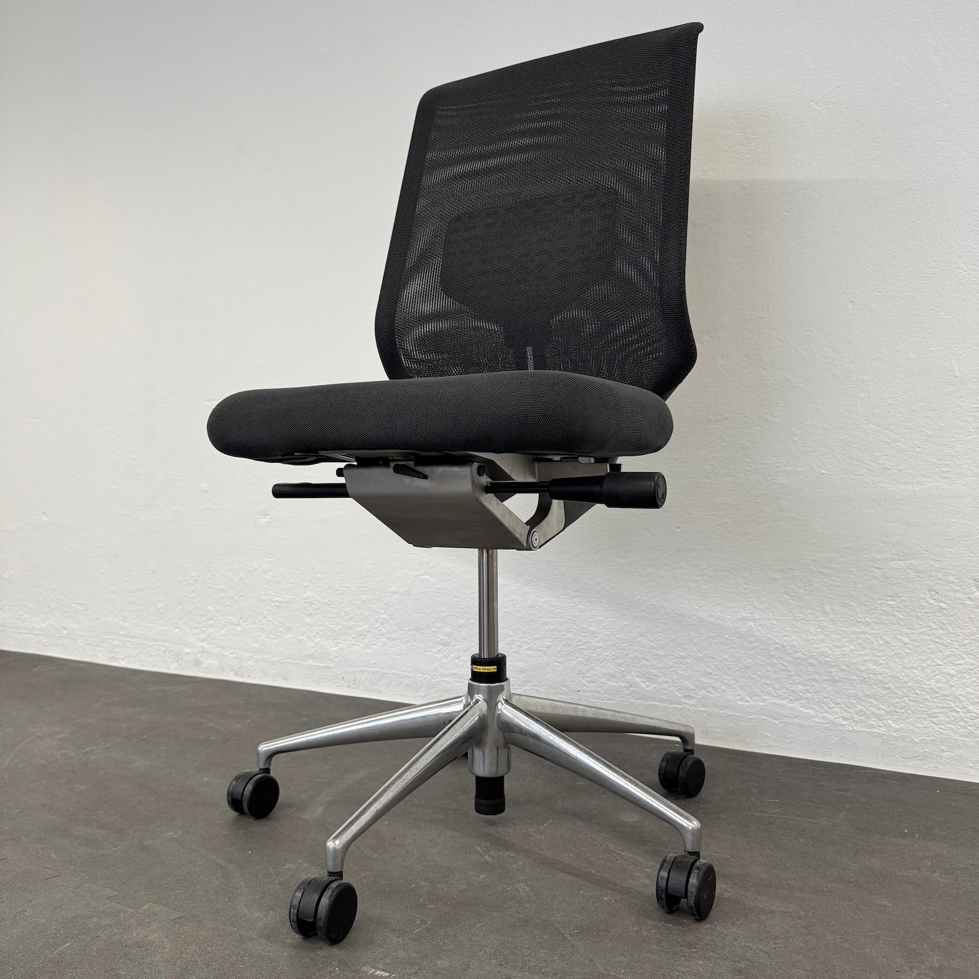 Vitra Meda Chair Bürodrehstuhl Detailfoto Gewichtseinstellung