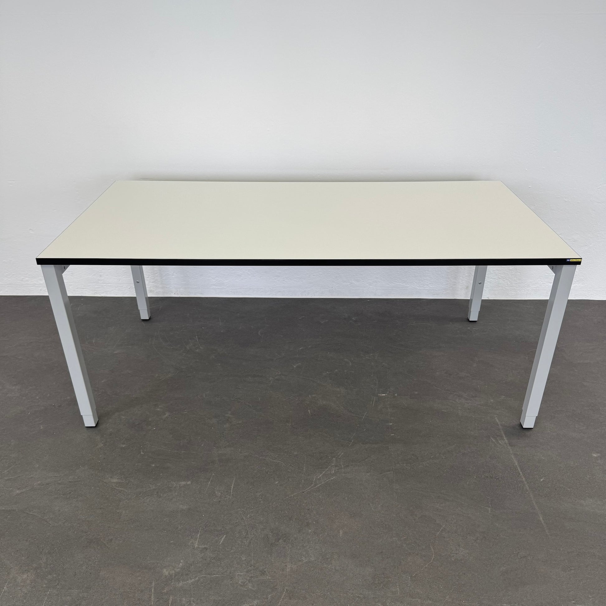 Embru eQ Vierbeintisch mit lichtgrauer Spanplatte und Schwarzer ABS Kante